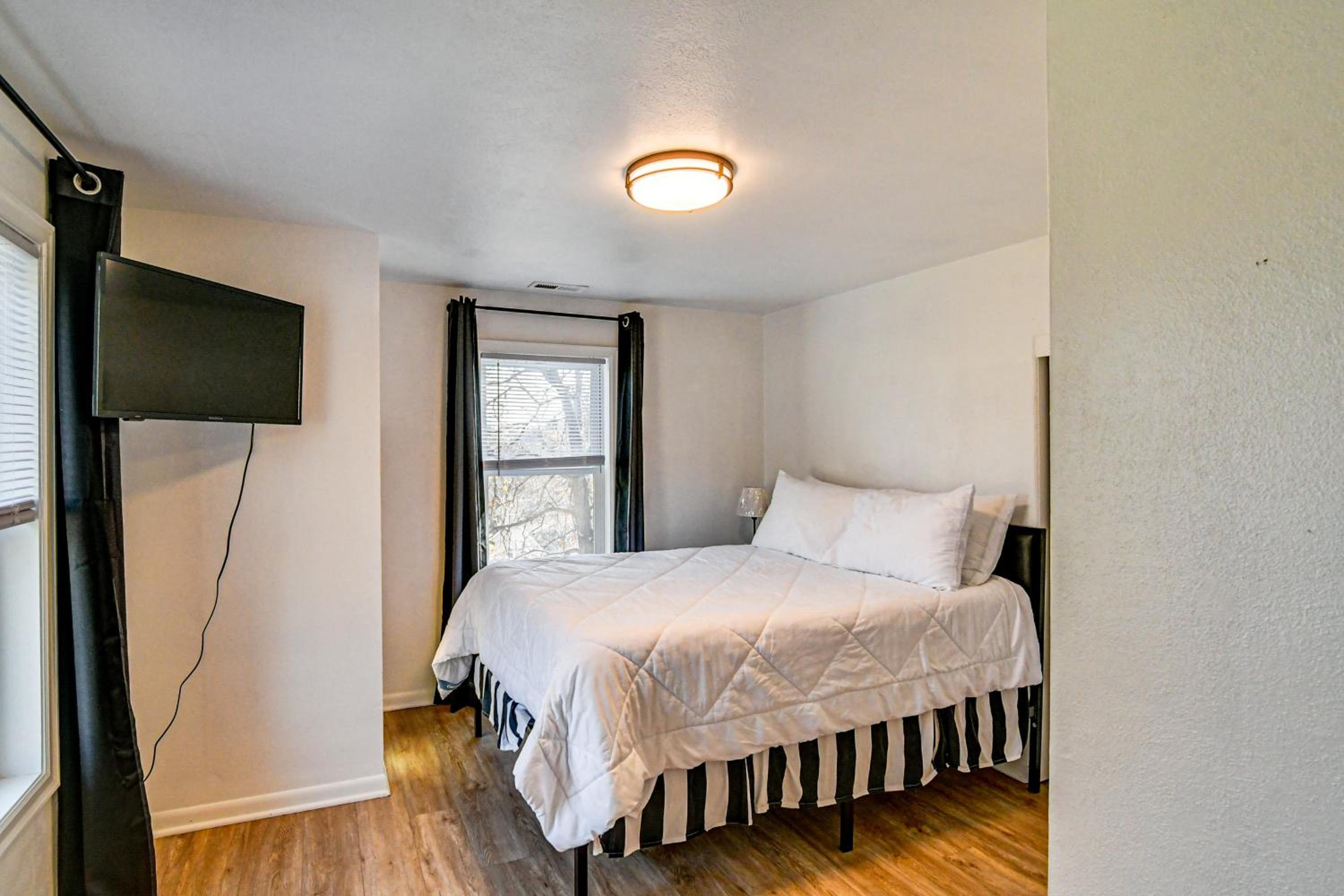 Home with Spacious Yard, 3 Mi to Dtwn Des Moines!