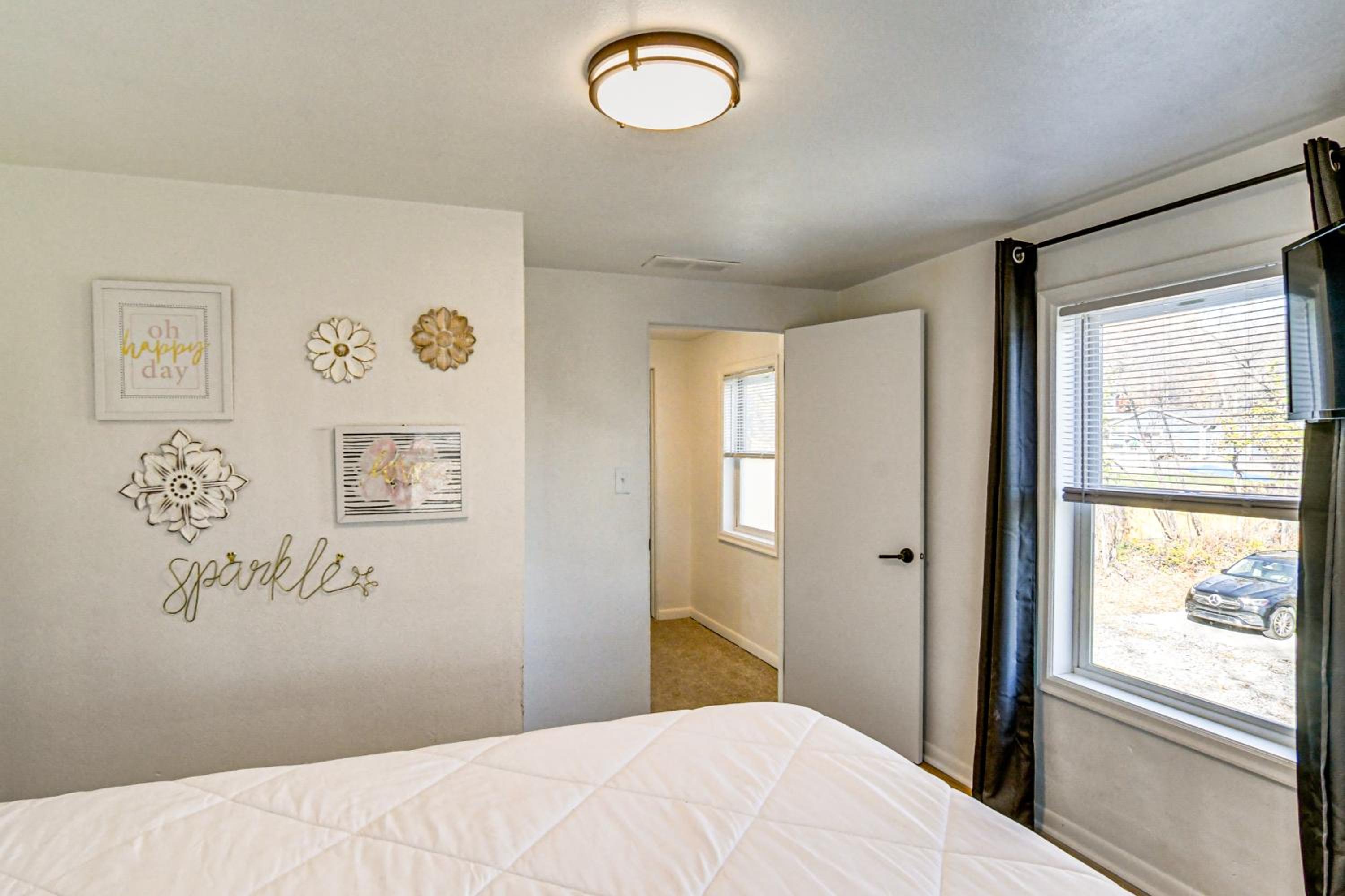 Home with Spacious Yard, 3 Mi to Dtwn Des Moines!