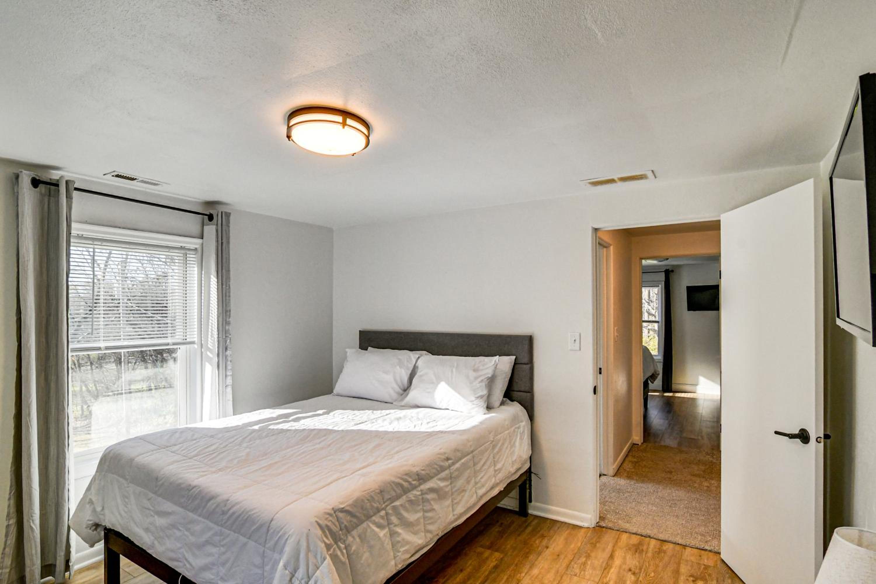 Home with Spacious Yard, 3 Mi to Dtwn Des Moines!