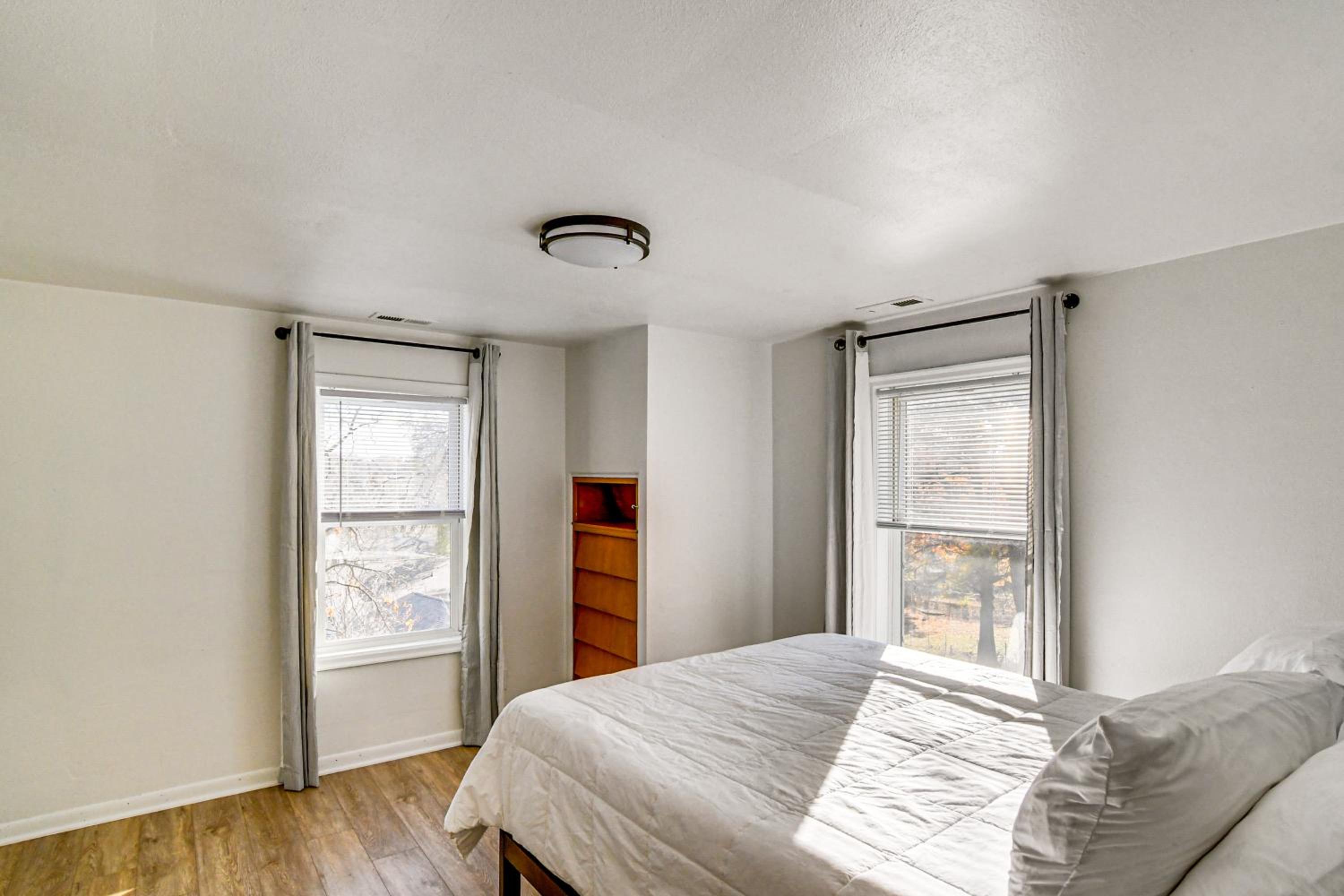 Home with Spacious Yard, 3 Mi to Dtwn Des Moines!