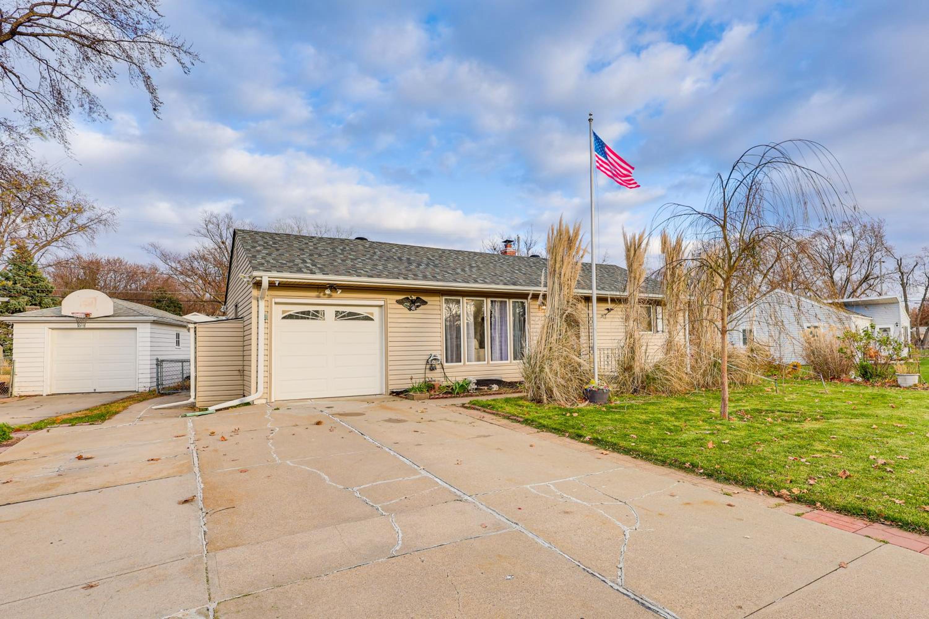 6 Mi to Dtwn Cozy Omaha Apt with Private Yard!
