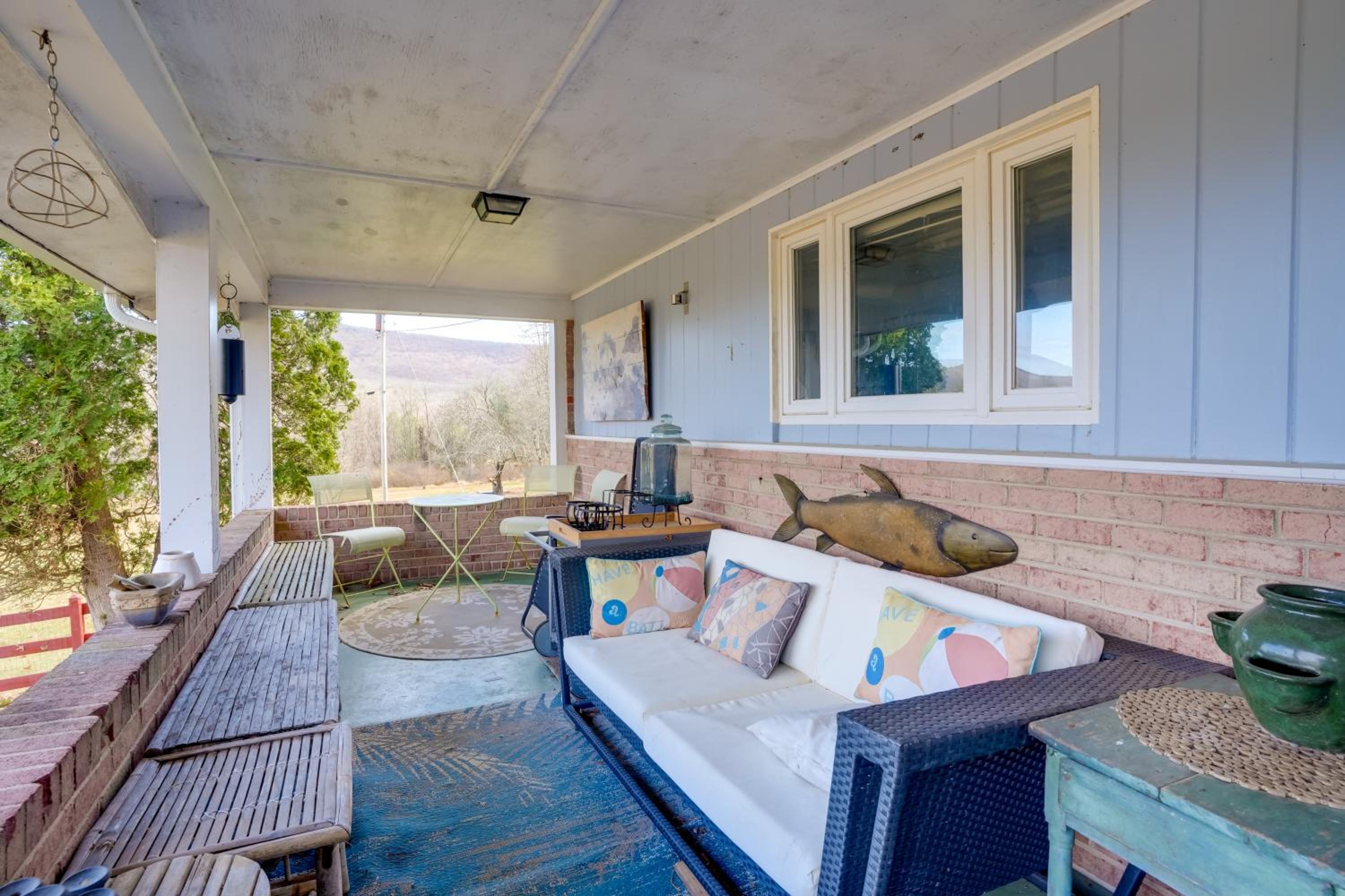 Hike and Ski Scenic Group Retreat in Wardensville