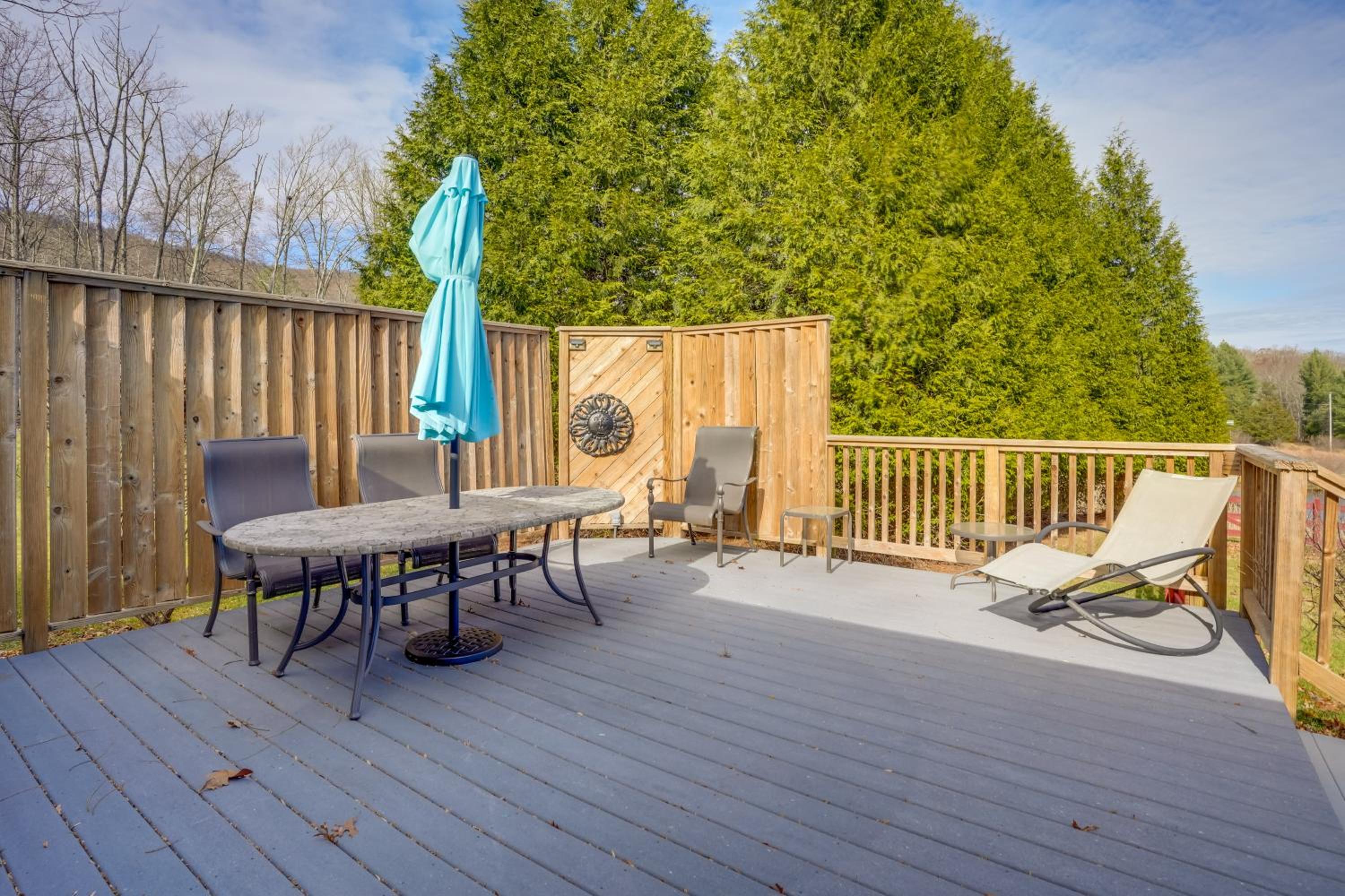 Hike and Ski Scenic Group Retreat in Wardensville