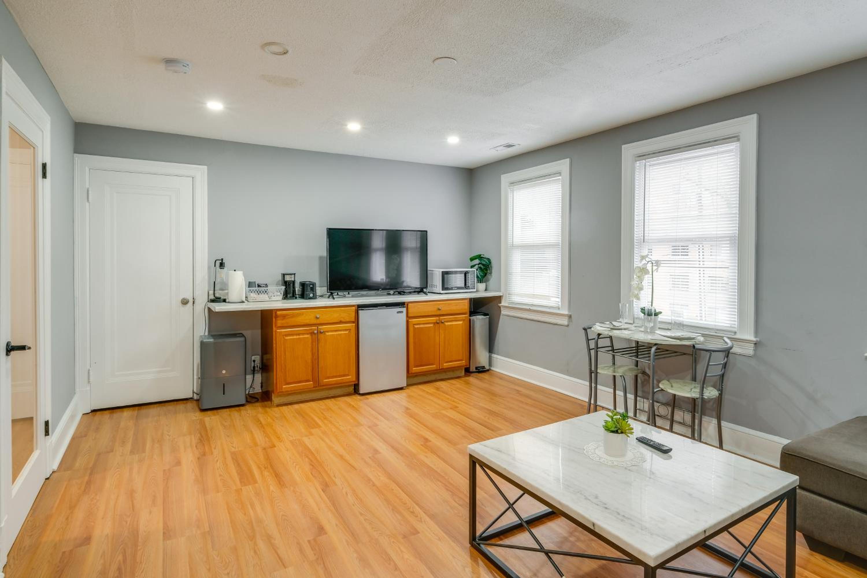 Easy Metro Access WFH-Friendly Apt 7 Mi to DC!