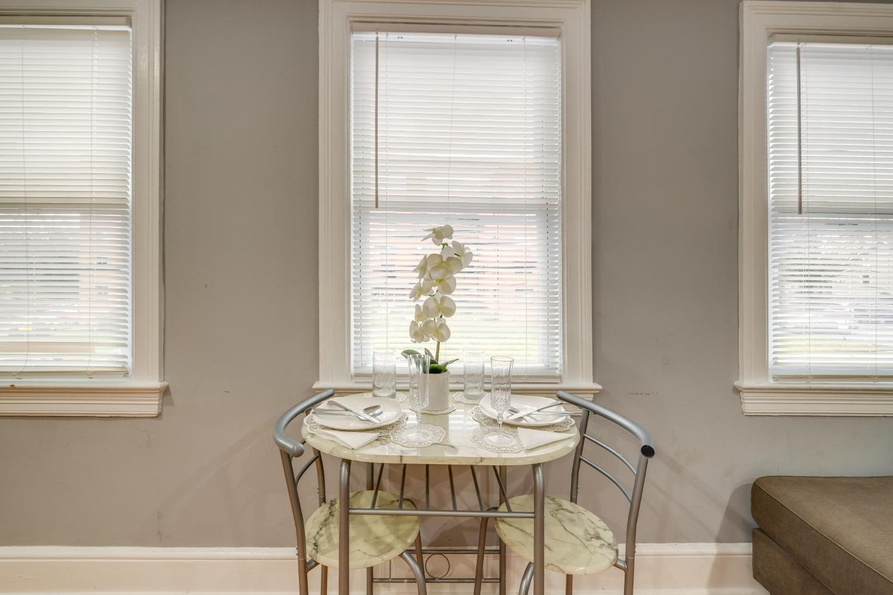 Easy Metro Access WFH-Friendly Apt 7 Mi to DC!
