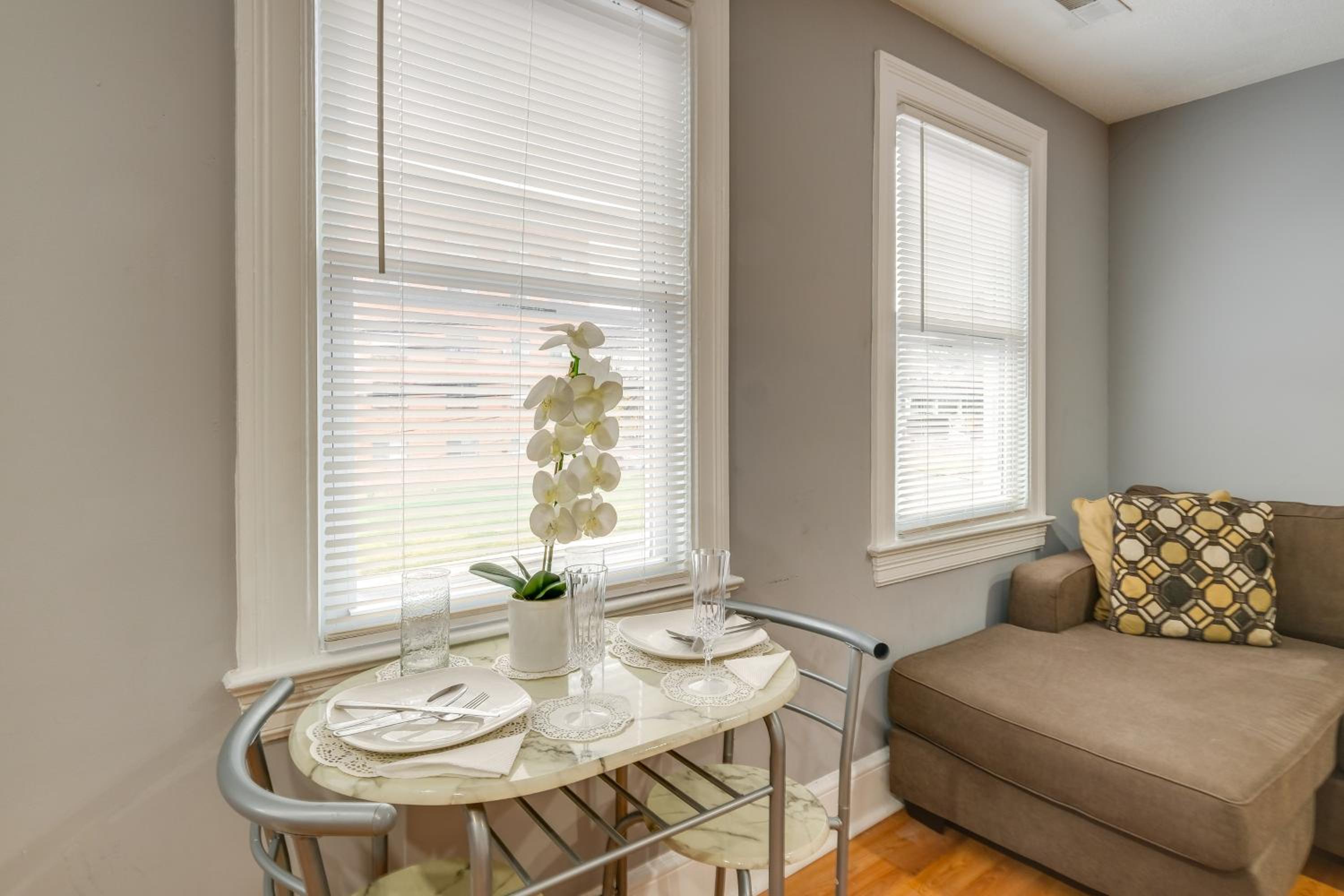 Easy Metro Access WFH-Friendly Apt 7 Mi to DC!