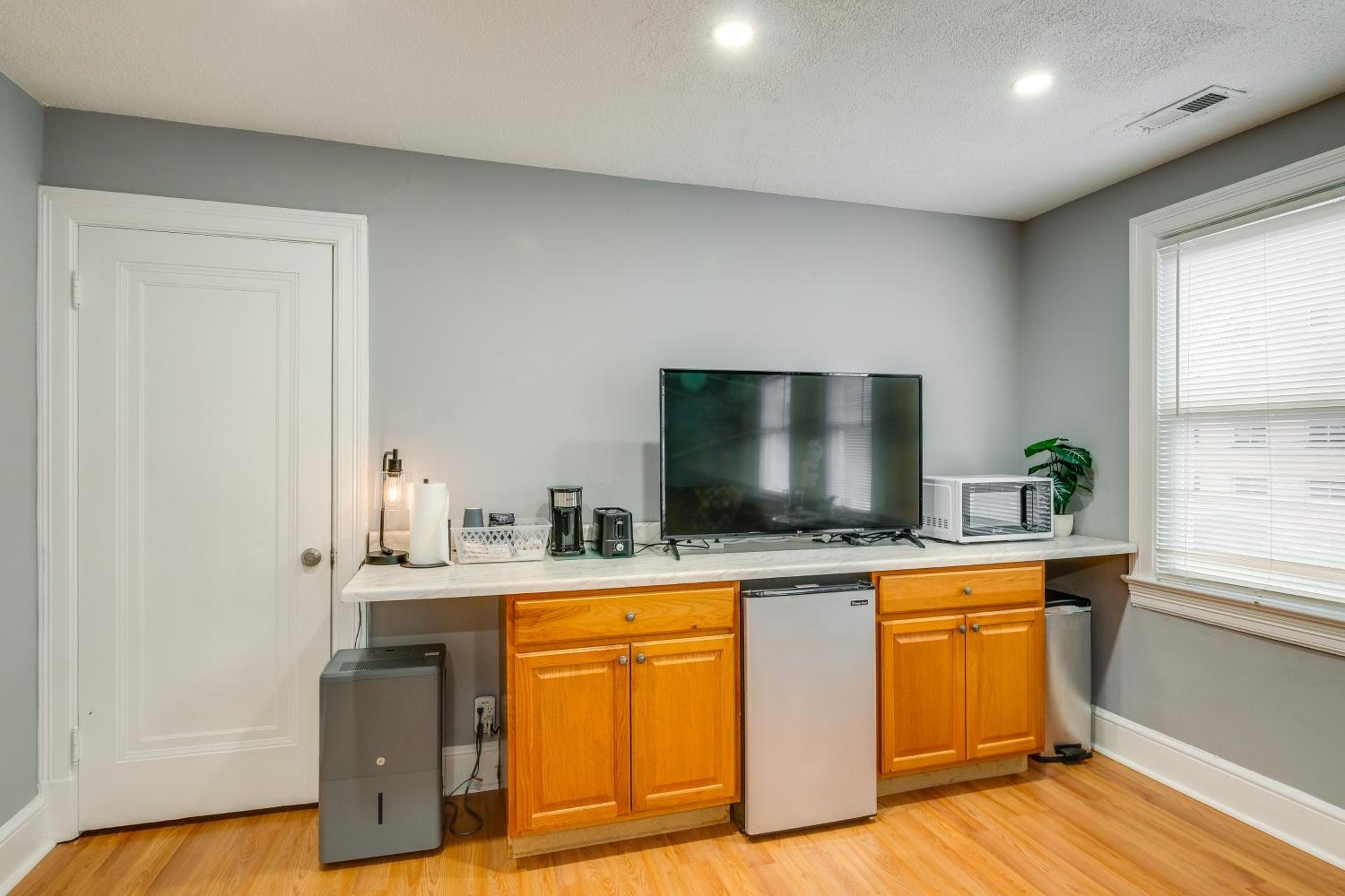 Easy Metro Access WFH-Friendly Apt 7 Mi to DC!