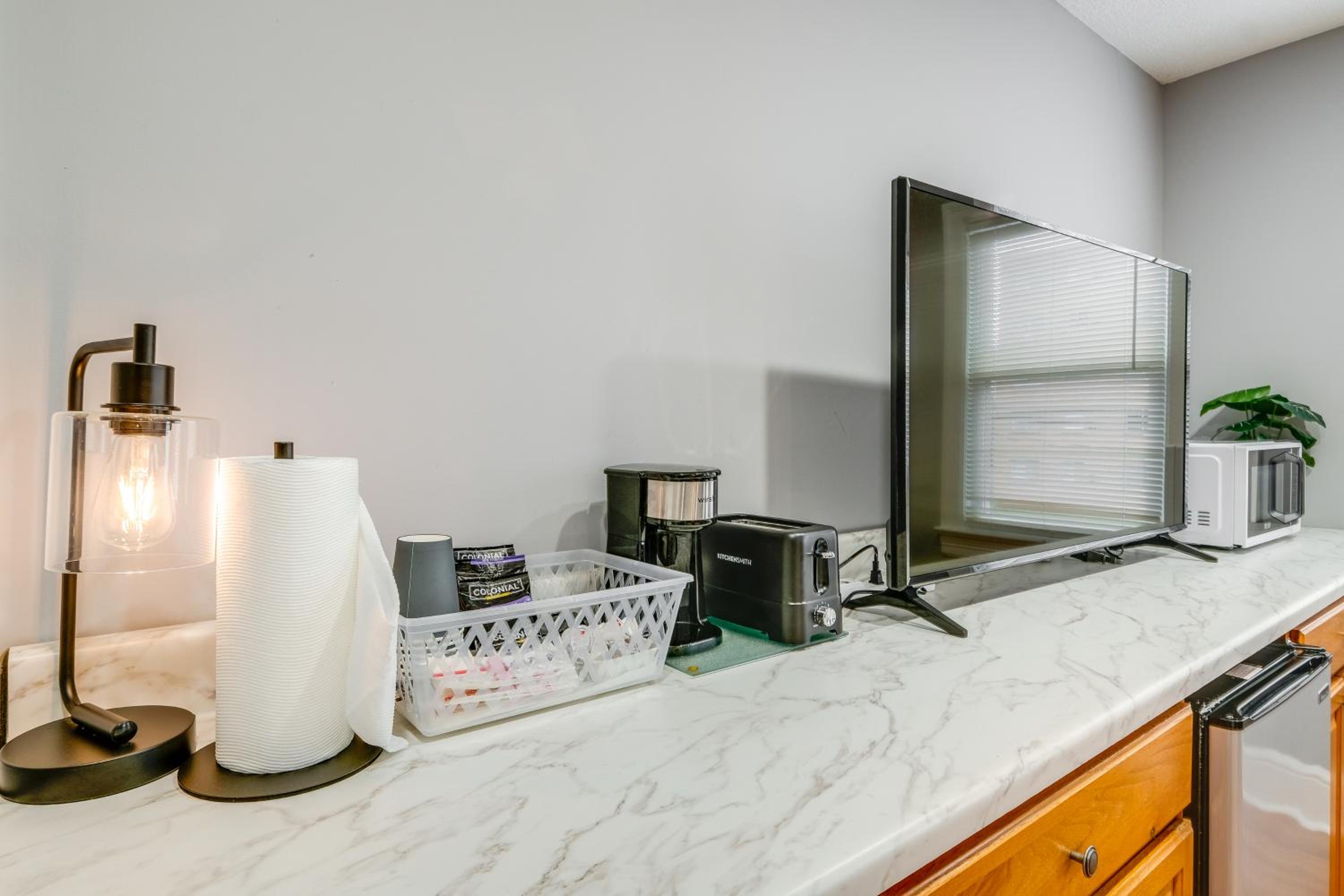 Easy Metro Access WFH-Friendly Apt 7 Mi to DC!