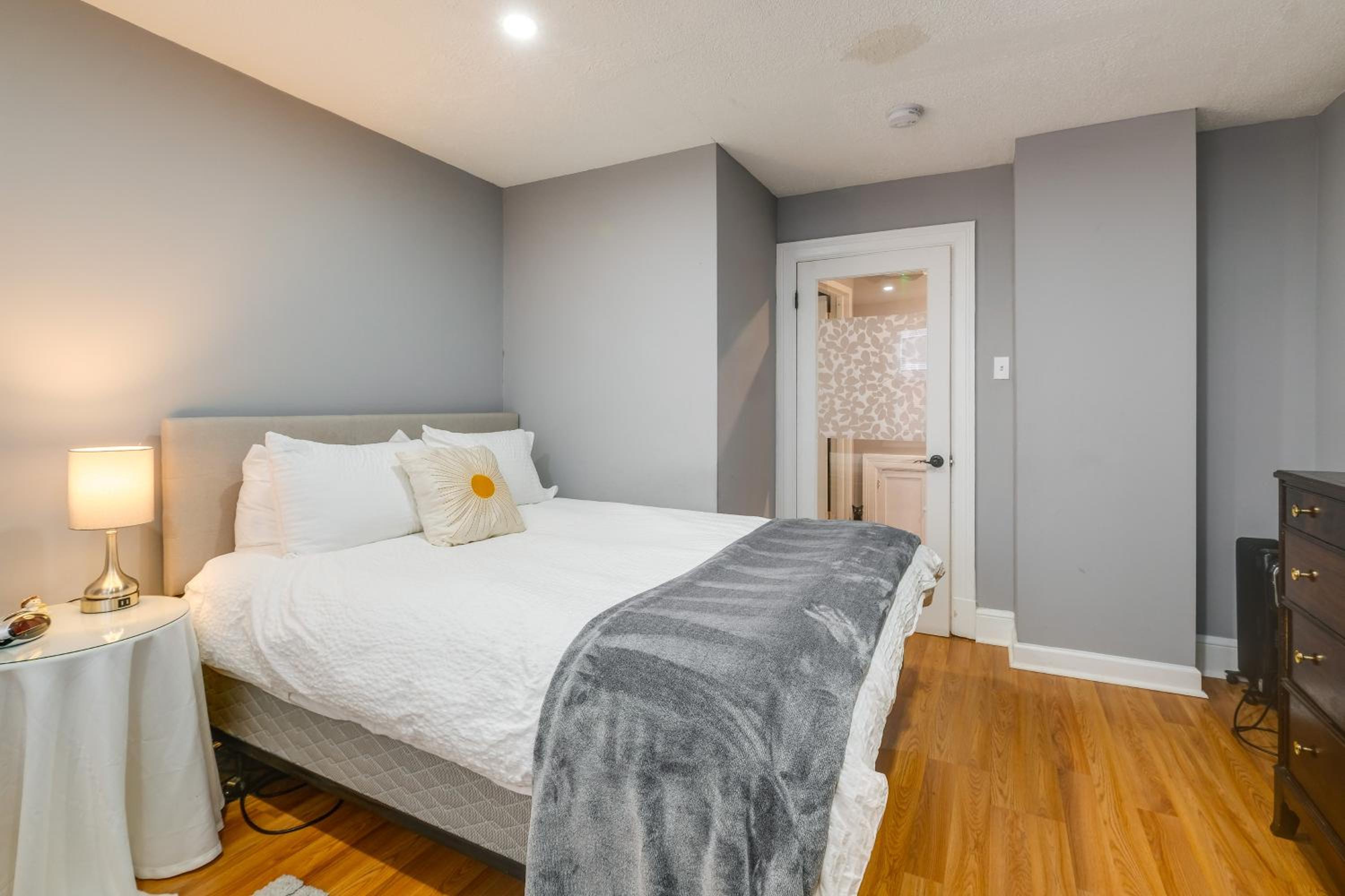 Easy Metro Access WFH-Friendly Apt 7 Mi to DC!