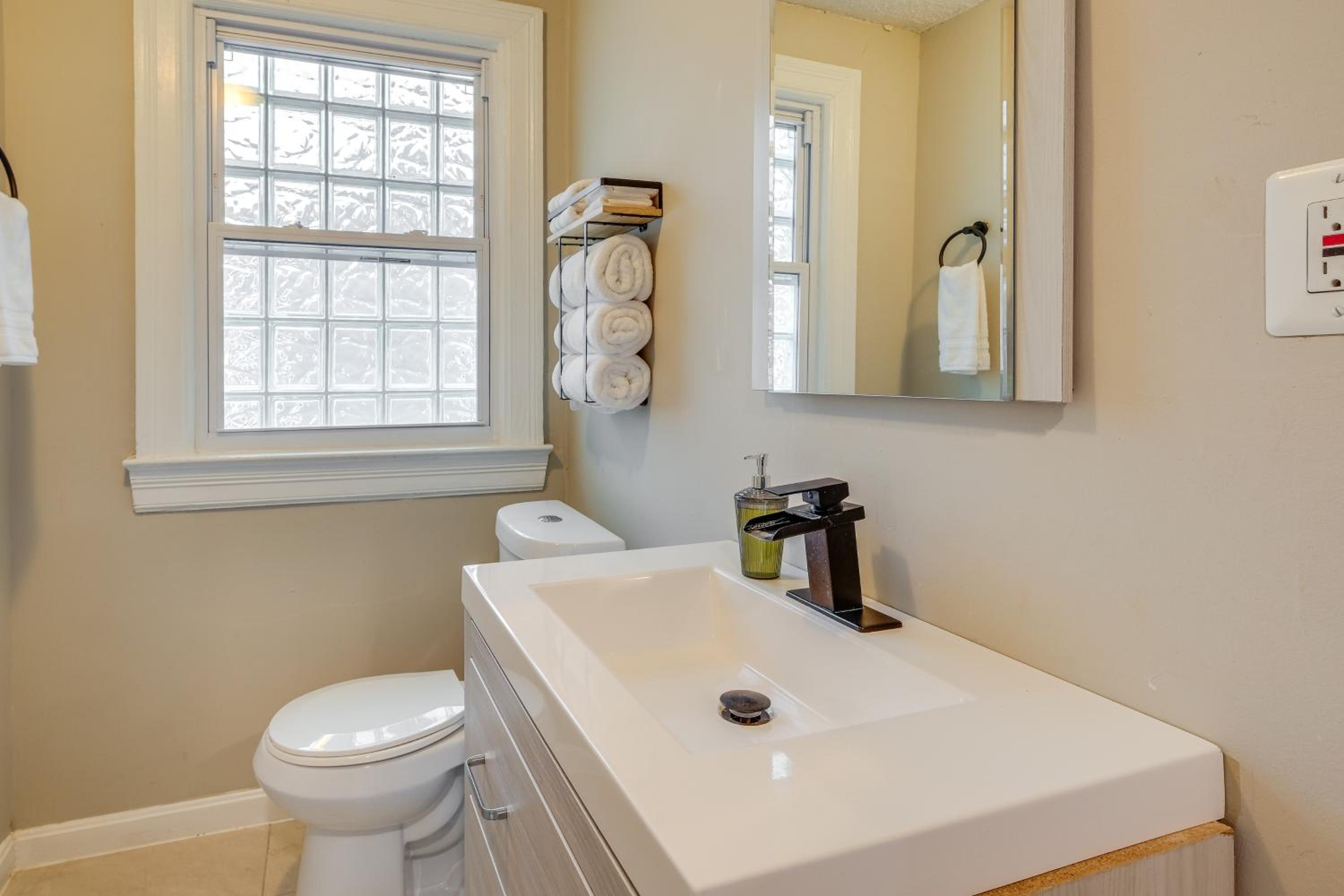 Easy Metro Access WFH-Friendly Apt 7 Mi to DC!