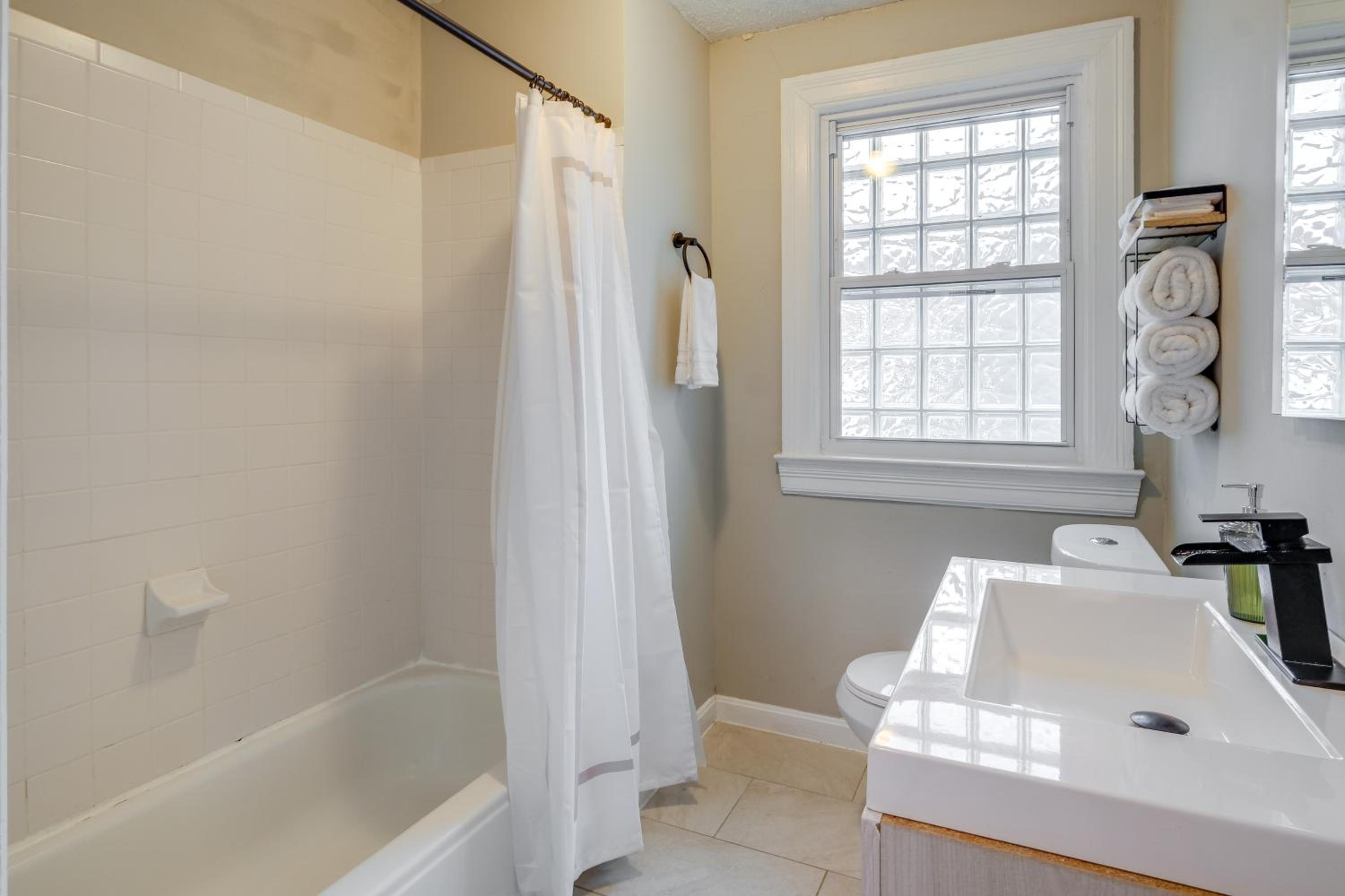 Easy Metro Access WFH-Friendly Apt 7 Mi to DC!