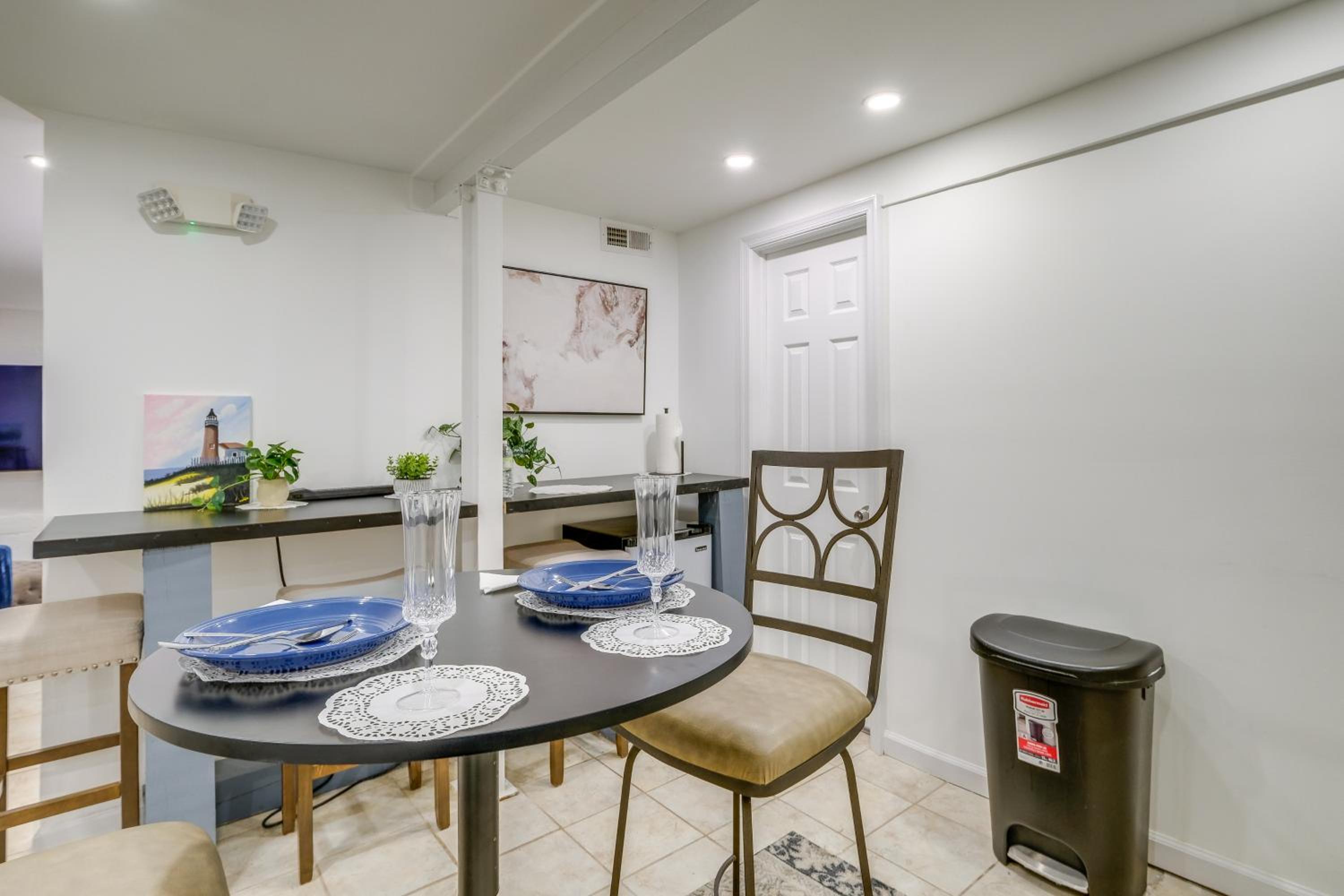 1 Mi to the Metro! Centrally Located Apt Near DC