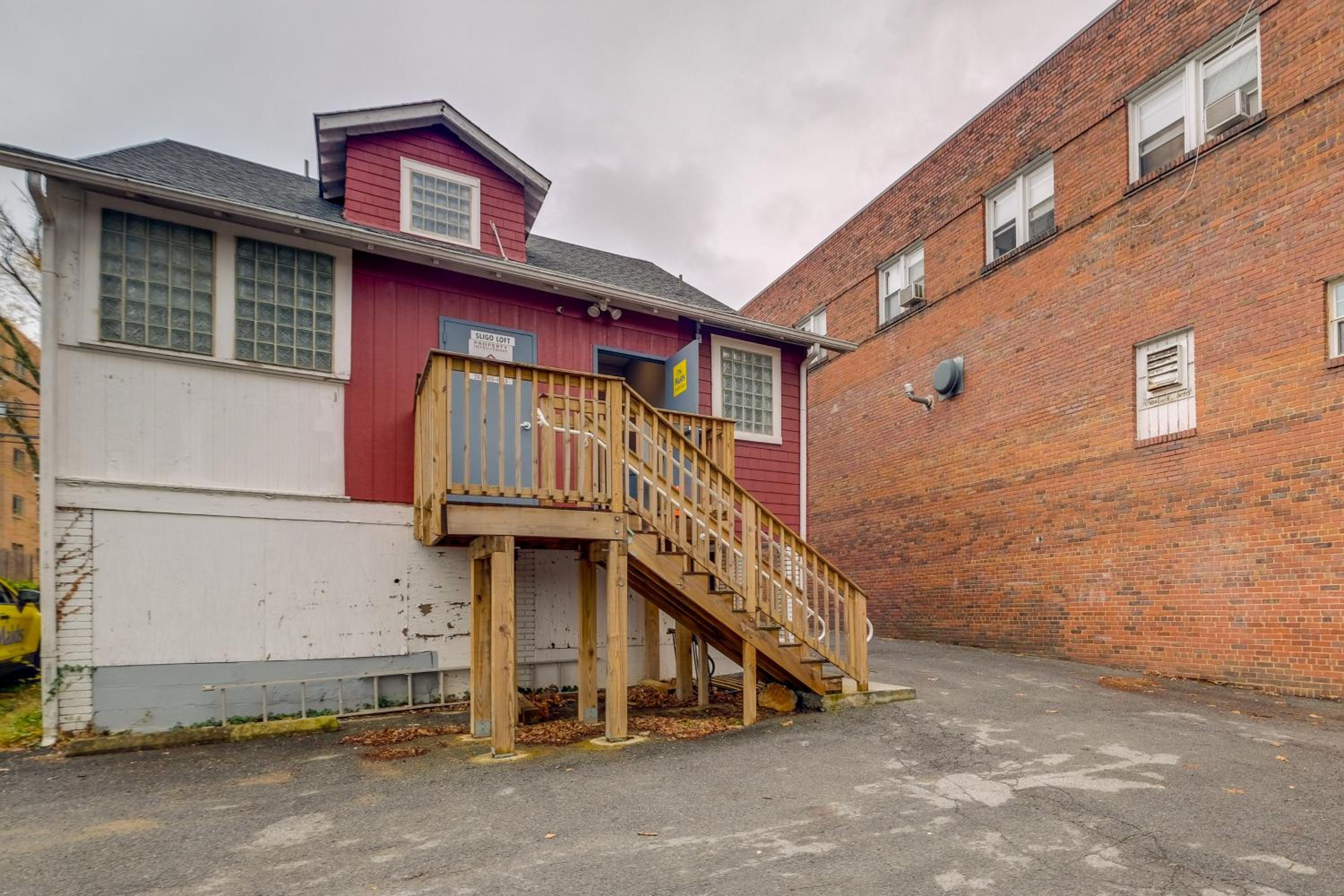 Easy Metro Access WFH-Friendly Apt 7 Mi to DC!