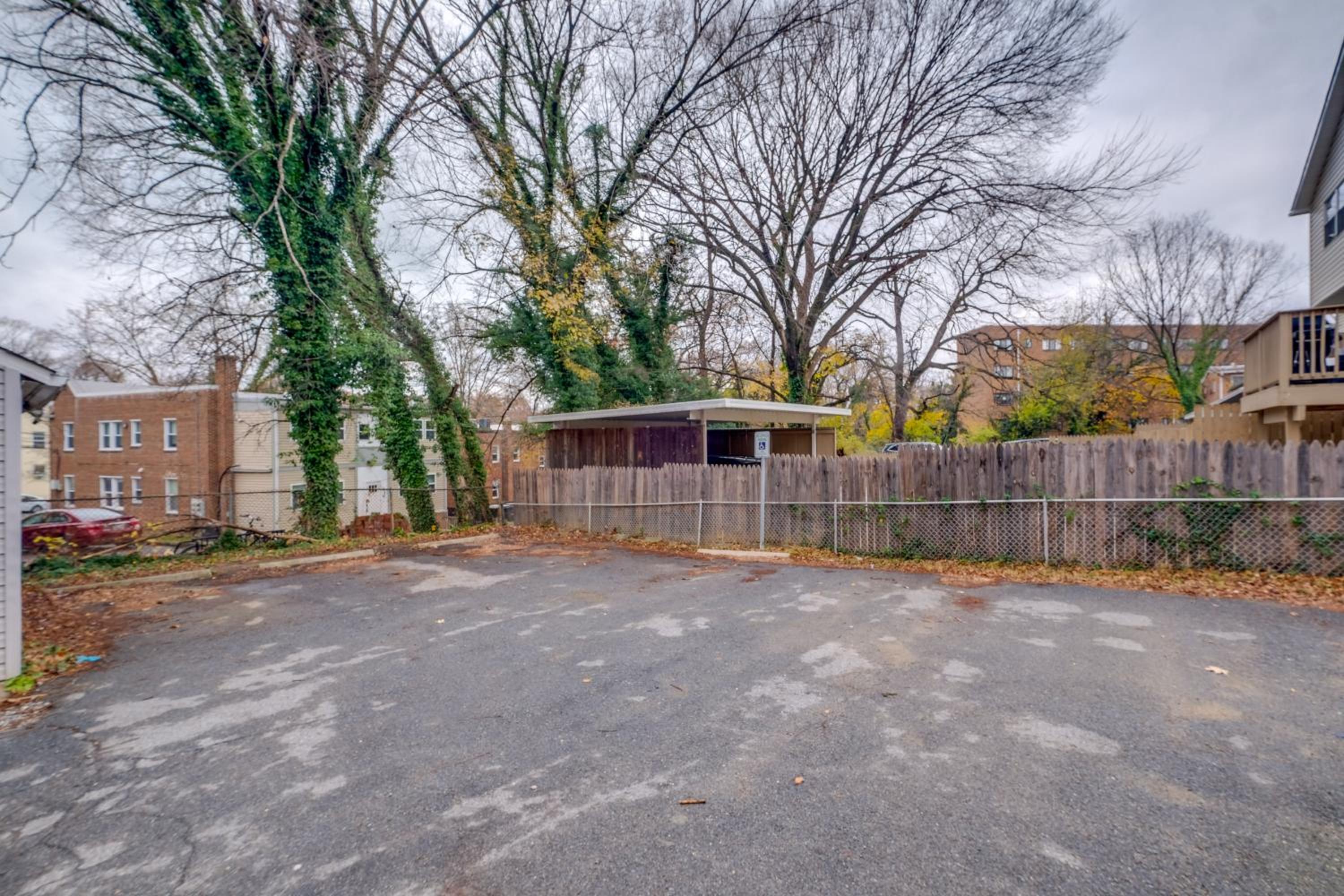 Easy Metro Access WFH-Friendly Apt 7 Mi to DC!