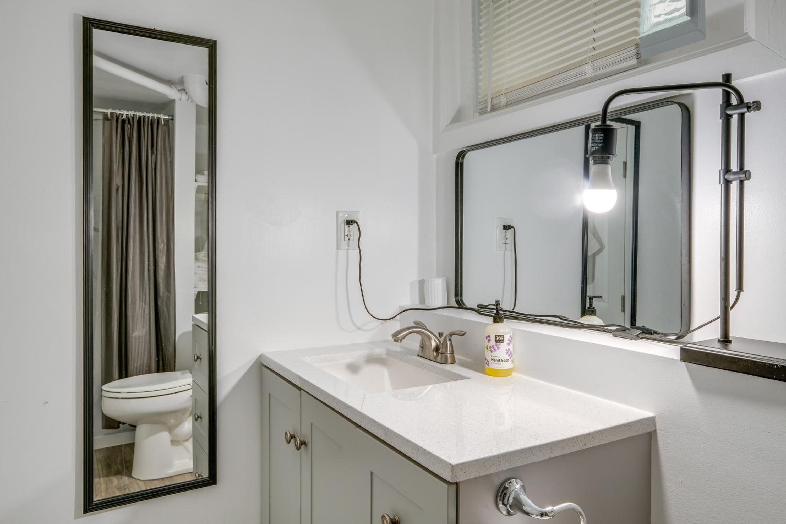 1 Mi to the Metro! Centrally Located Apt Near DC