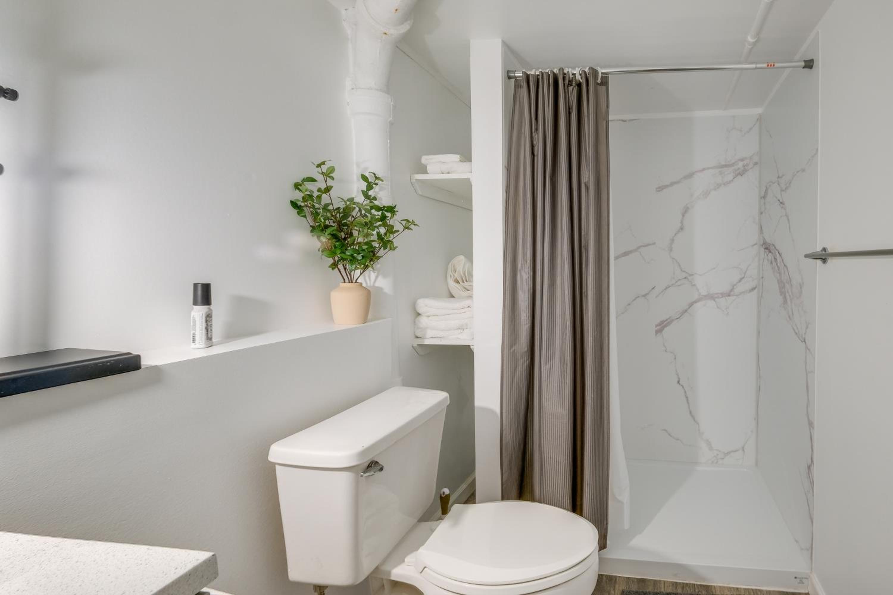 1 Mi to the Metro! Centrally Located Apt Near DC