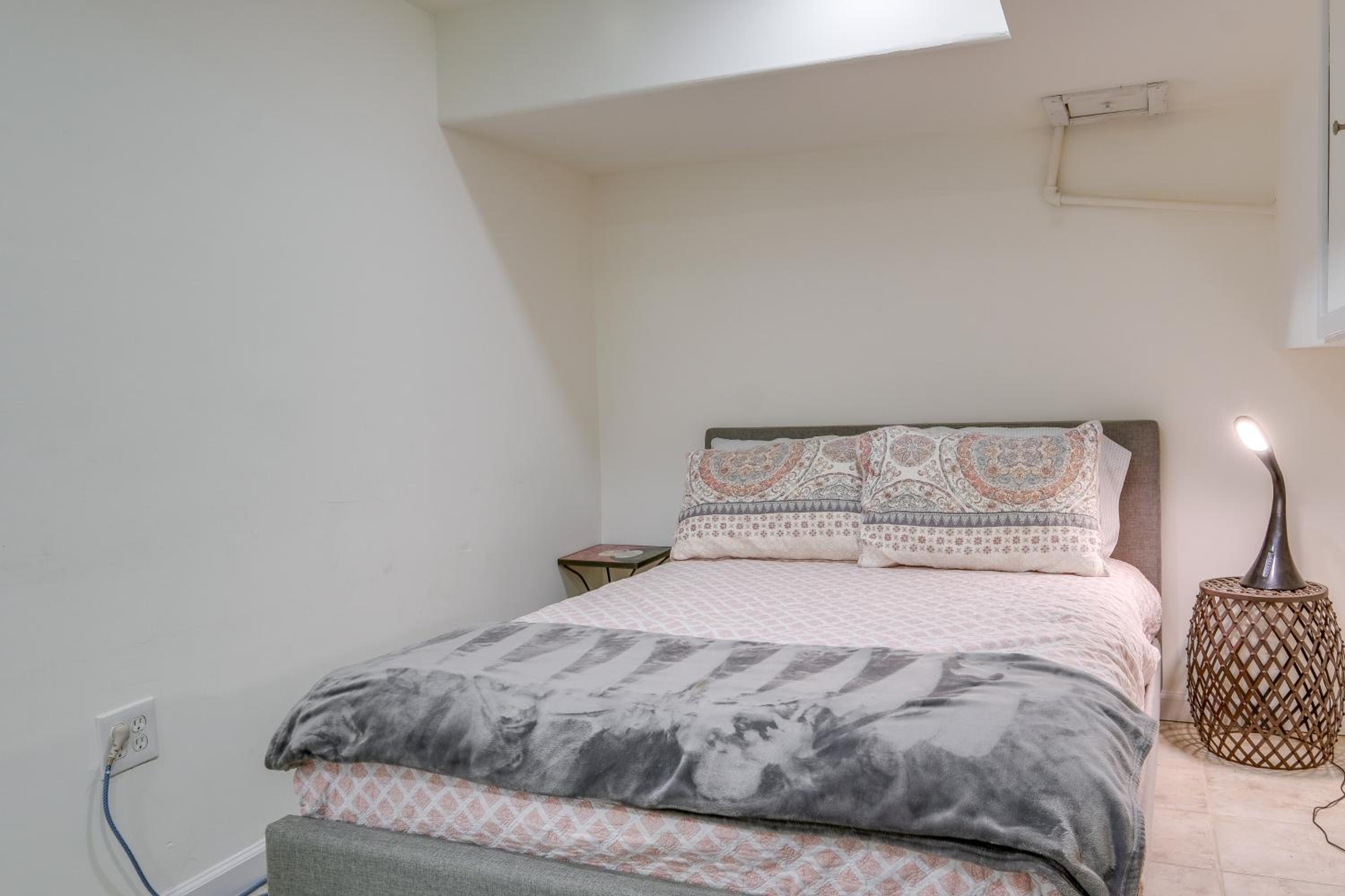 1 Mi to the Metro! Centrally Located Apt Near DC
