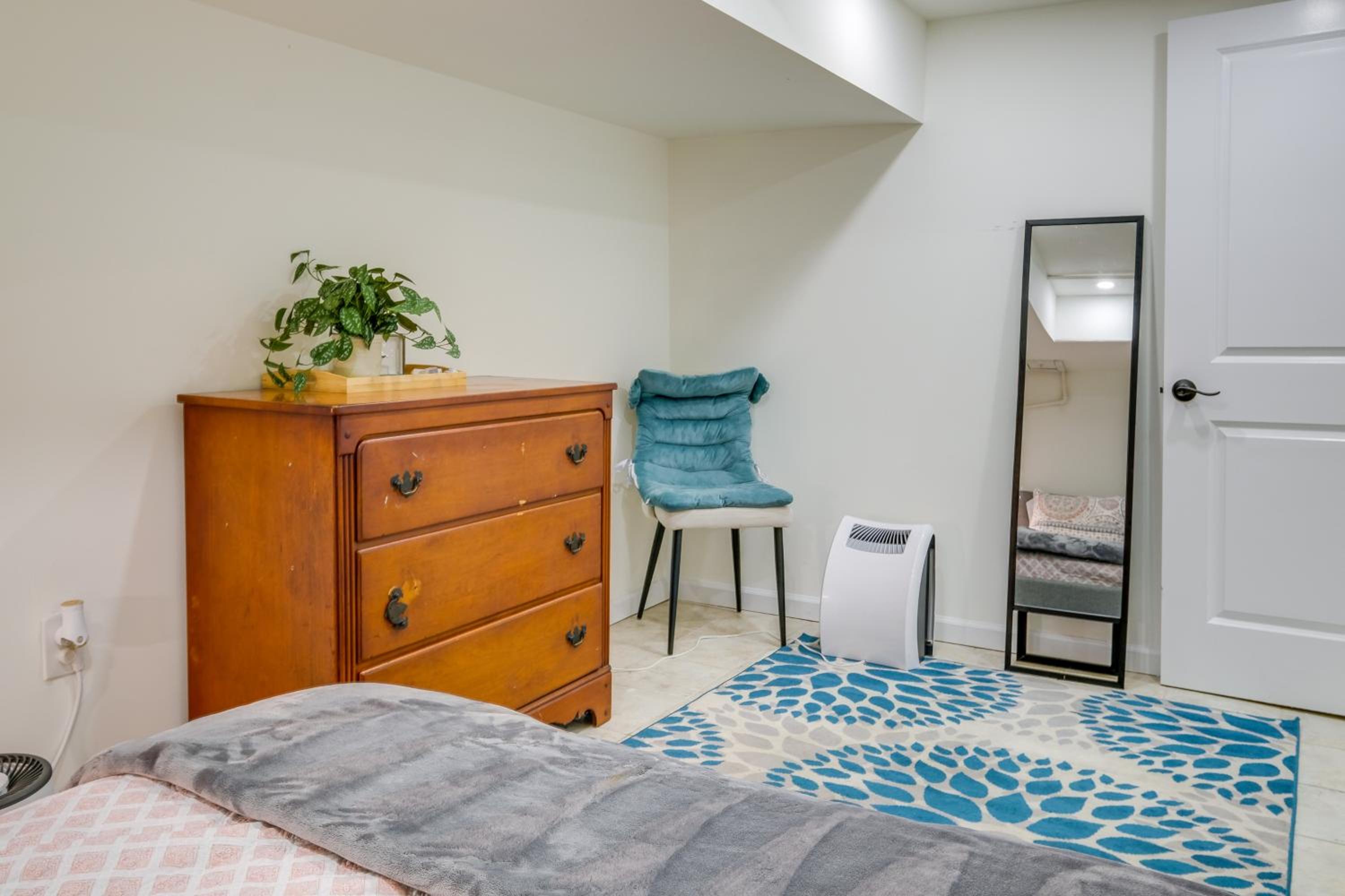 1 Mi to the Metro! Centrally Located Apt Near DC