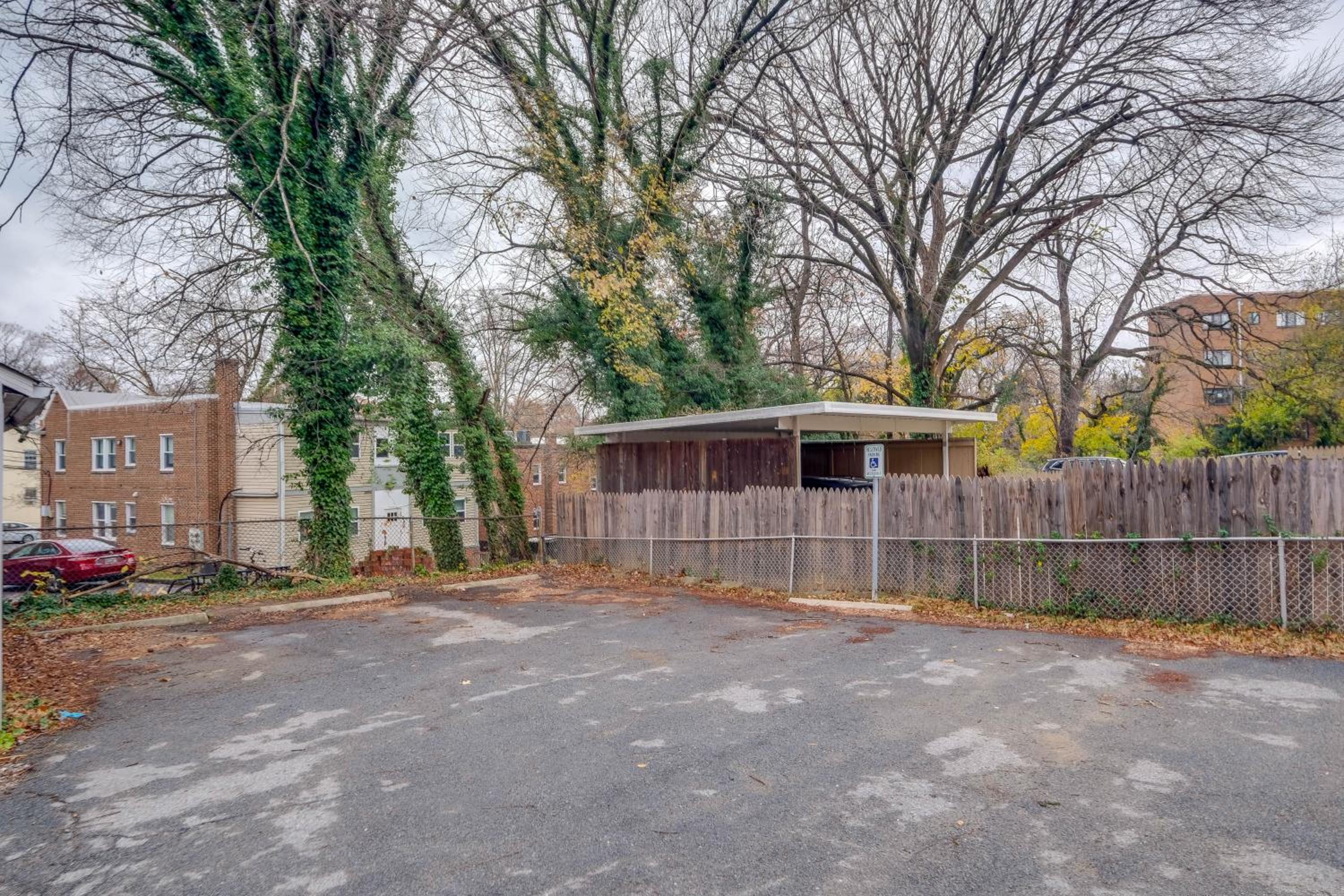 1 Mi to the Metro! Centrally Located Apt Near DC
