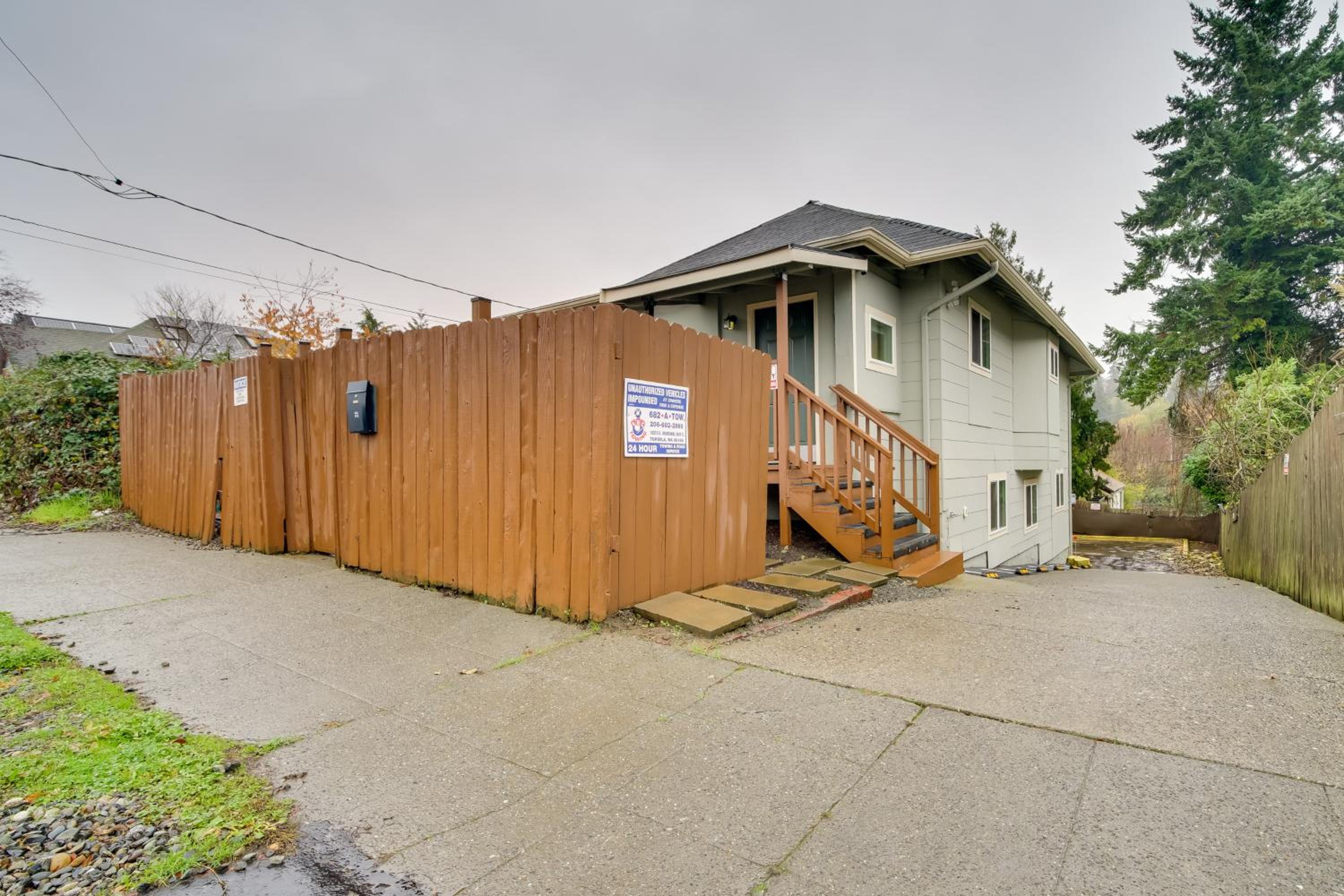 Walk to Light Rail Quiet Judkins Park Home Base!