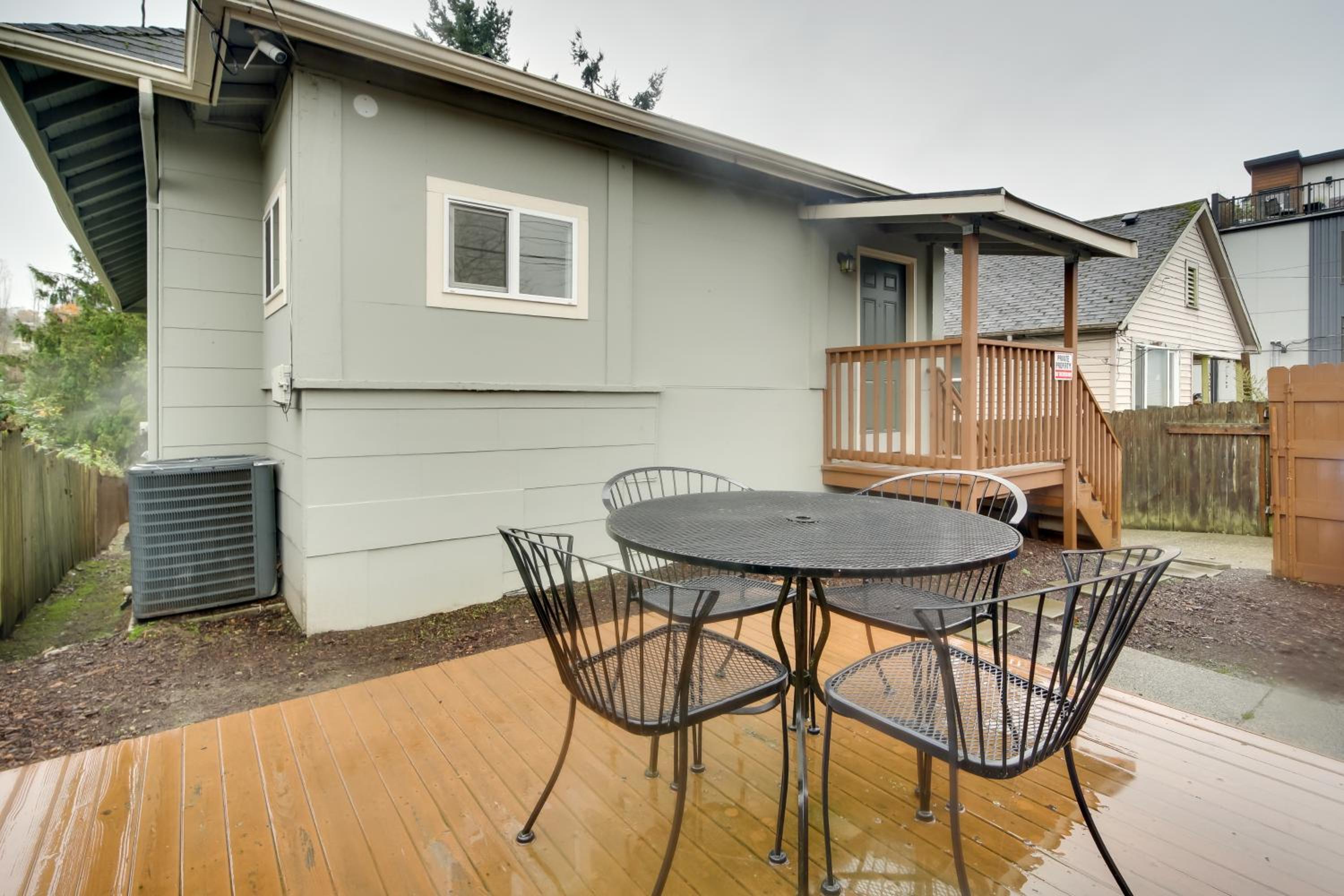 Walk to Light Rail Quiet Judkins Park Home Base!