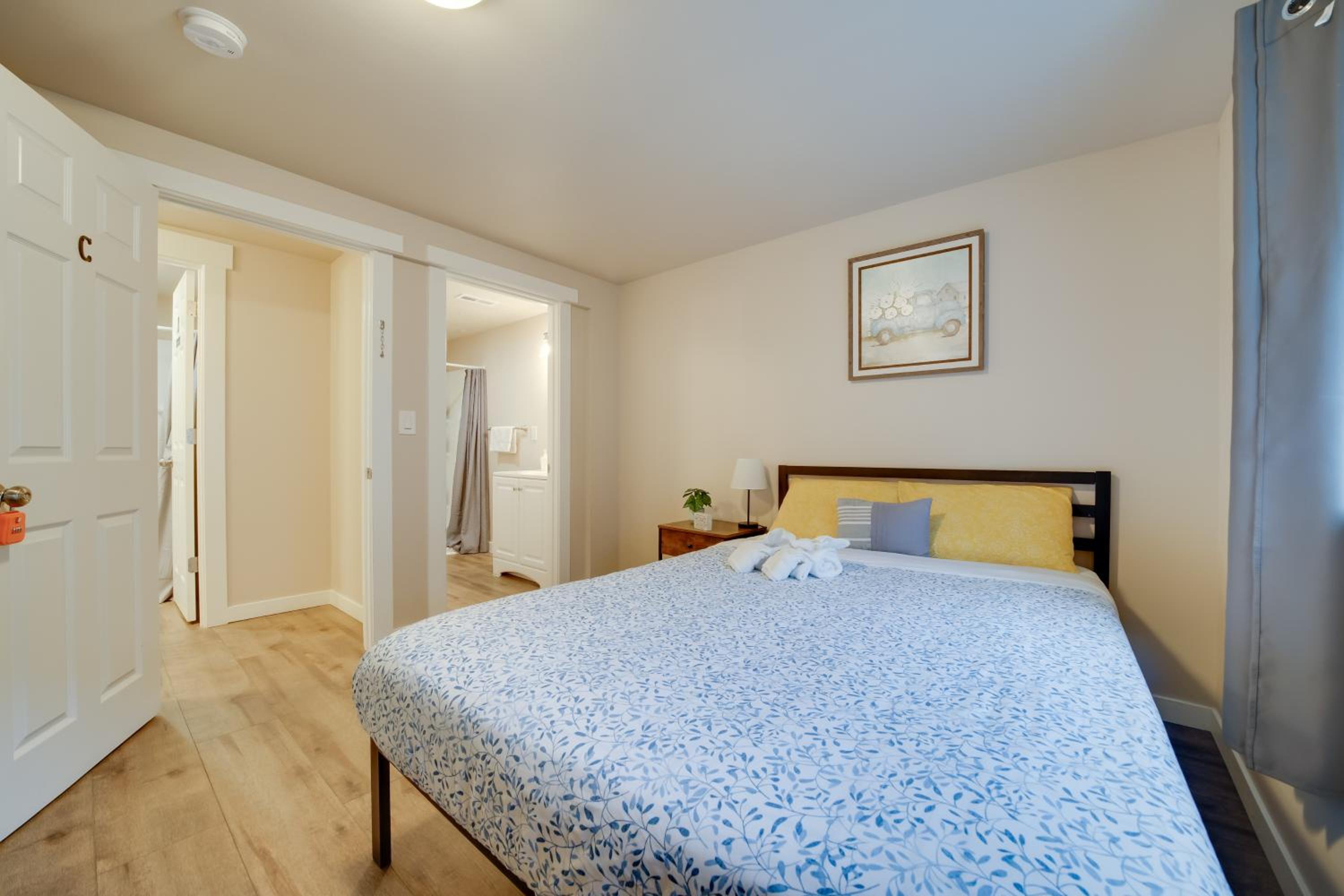 Walk to Light Rail Quiet Judkins Park Home Base!
