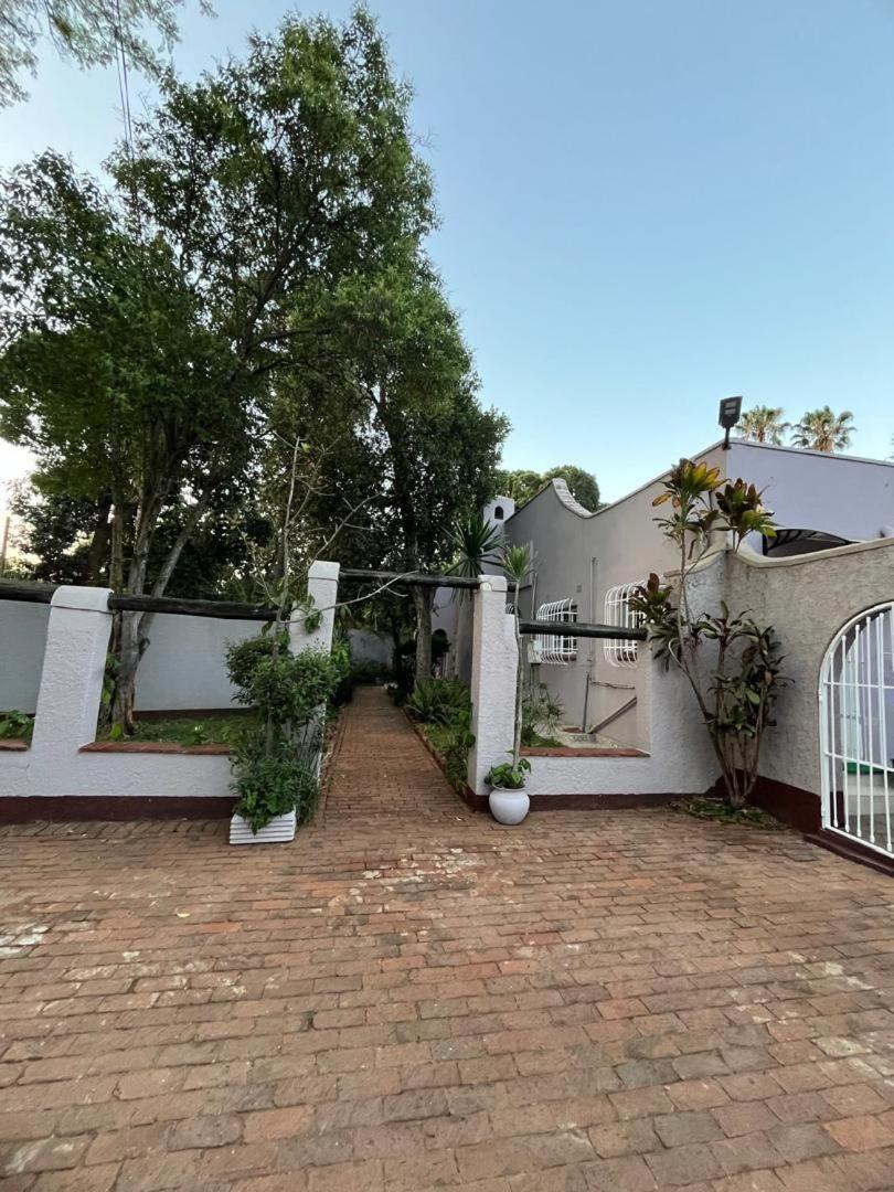 Peaceful 4-Bedroom Retreat with Lush Gardens Pool – Highlands - 2346