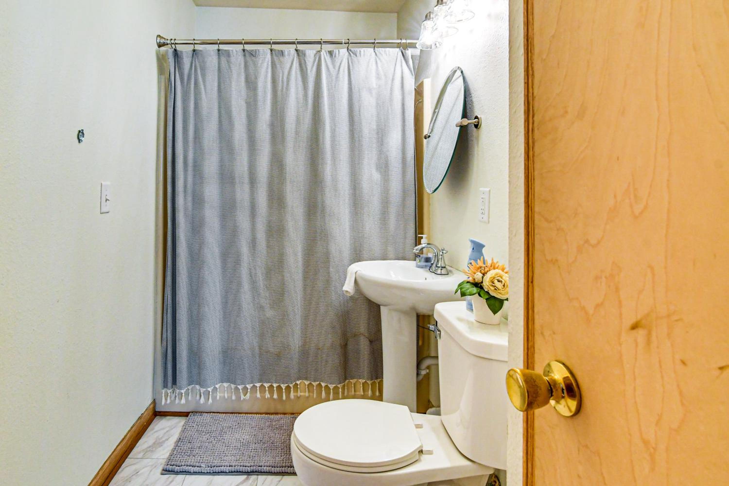 Pet-Friendly Home 2 Mi to Downtown Des Moines!