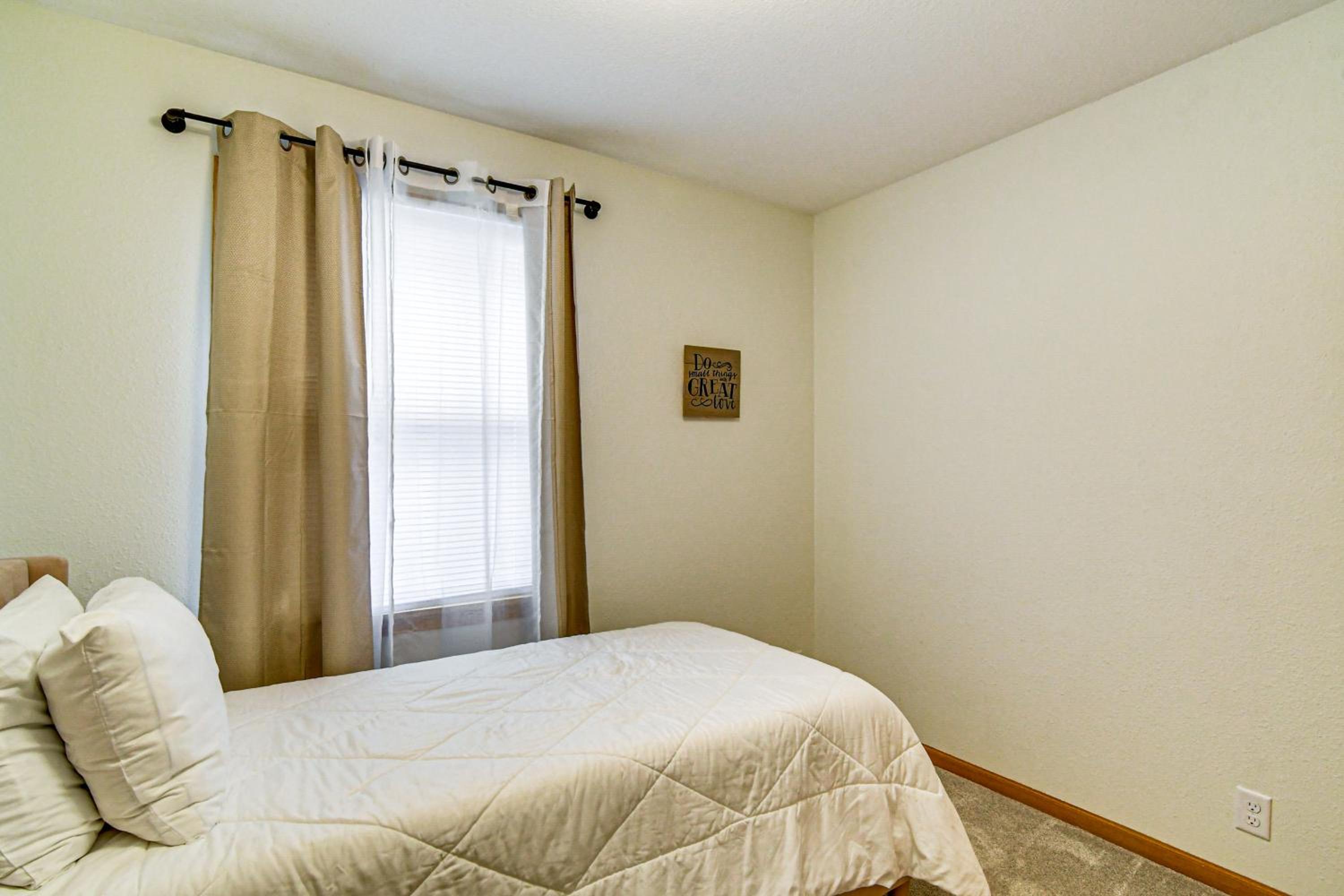 Pet-Friendly Home 2 Mi to Downtown Des Moines!