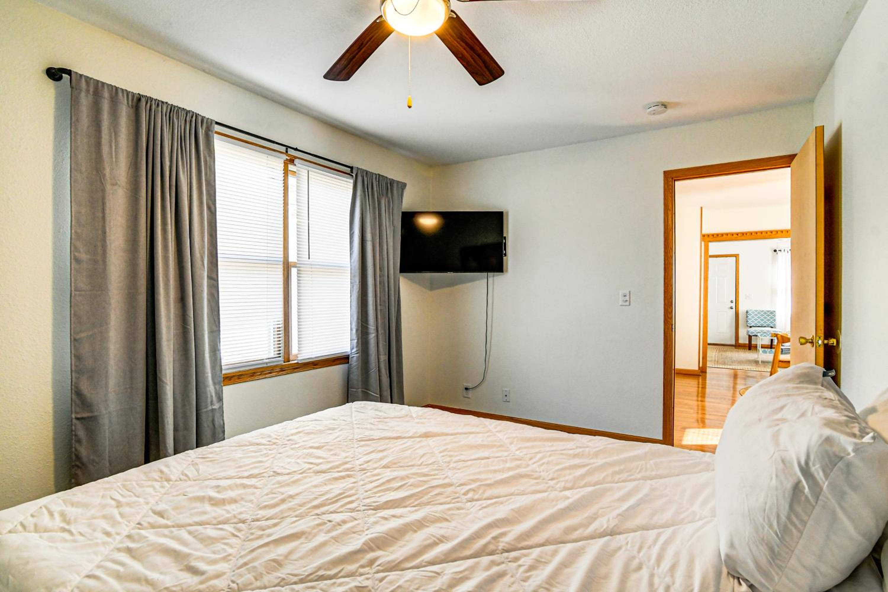 Pet-Friendly Home 2 Mi to Downtown Des Moines!