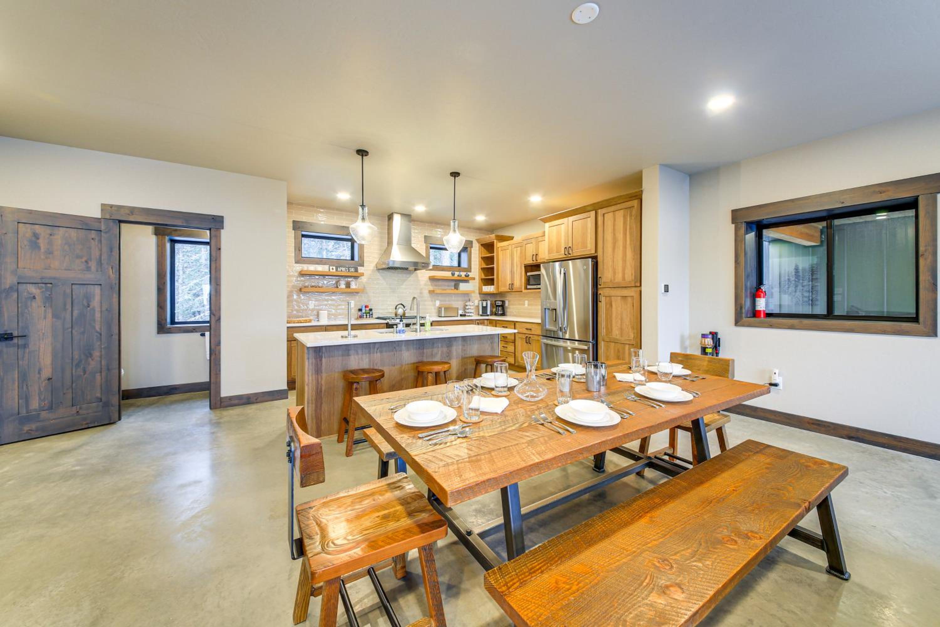 Luxury Ski Home with Hot Tub on Schweitzer Mountain