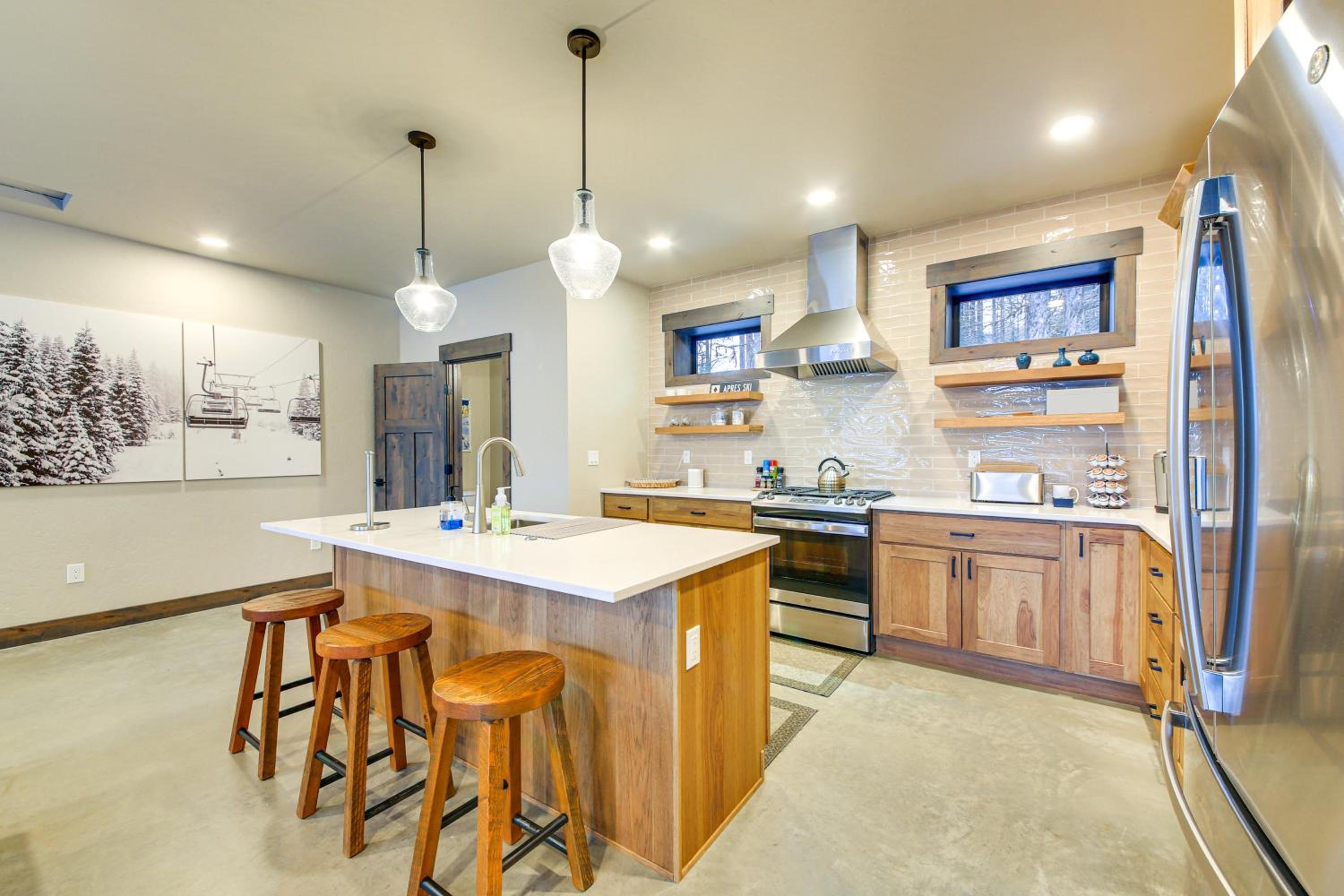 Luxury Ski Home with Hot Tub on Schweitzer Mountain