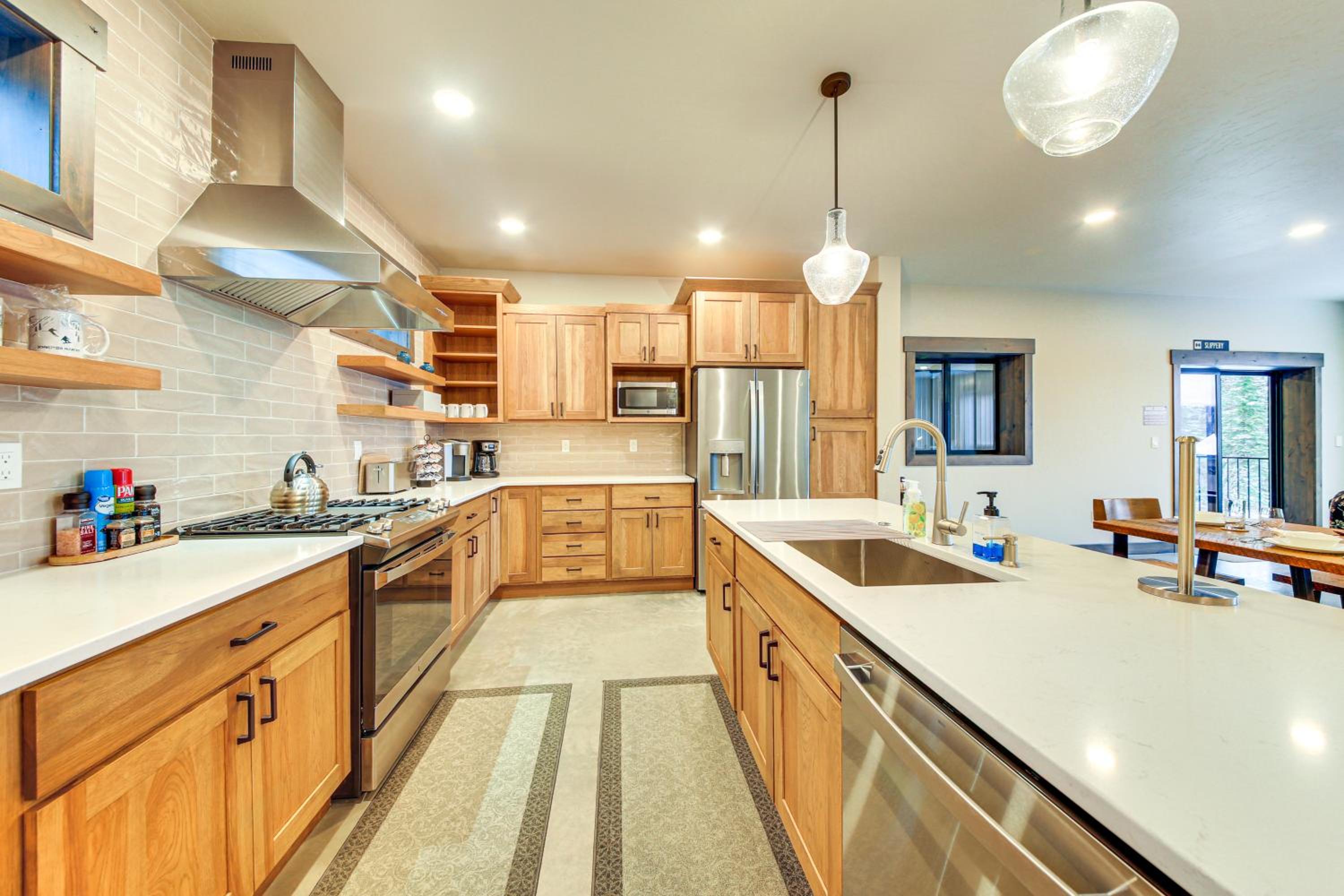 Luxury Ski Home with Hot Tub on Schweitzer Mountain