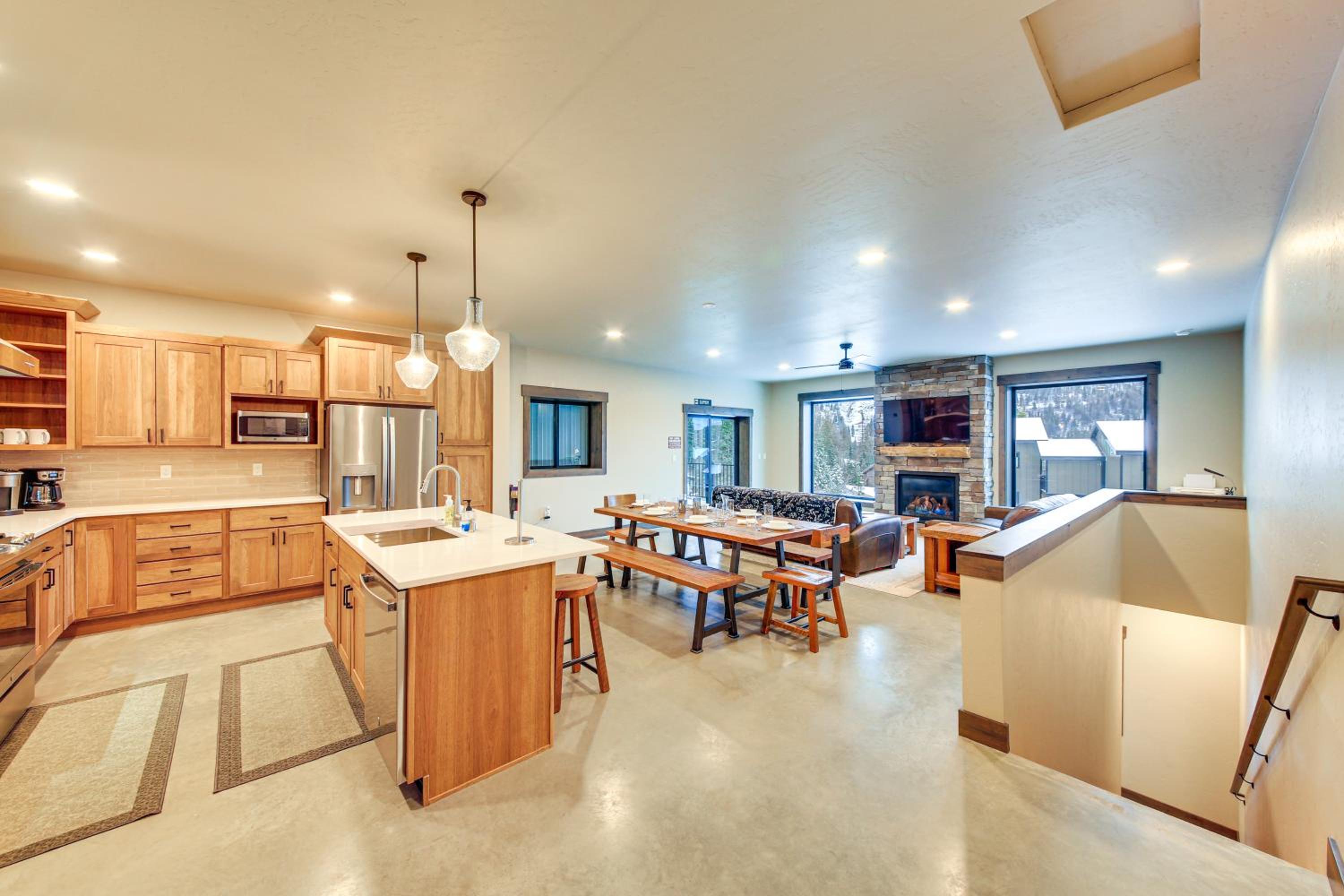 Luxury Ski Home with Hot Tub on Schweitzer Mountain