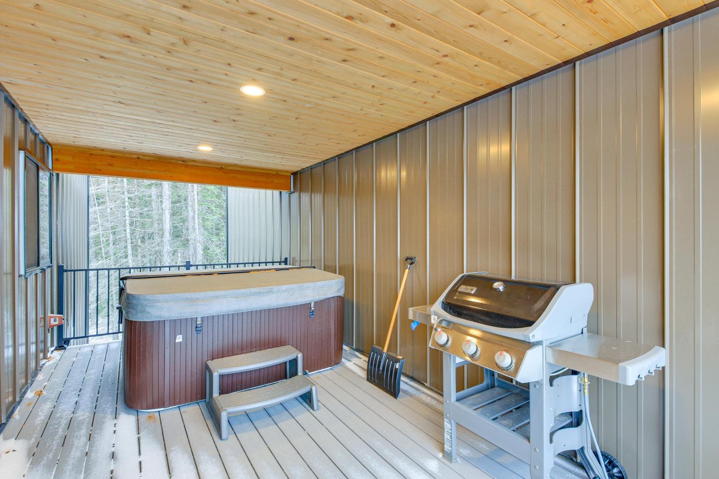 Luxury Ski Home with Hot Tub on Schweitzer Mountain