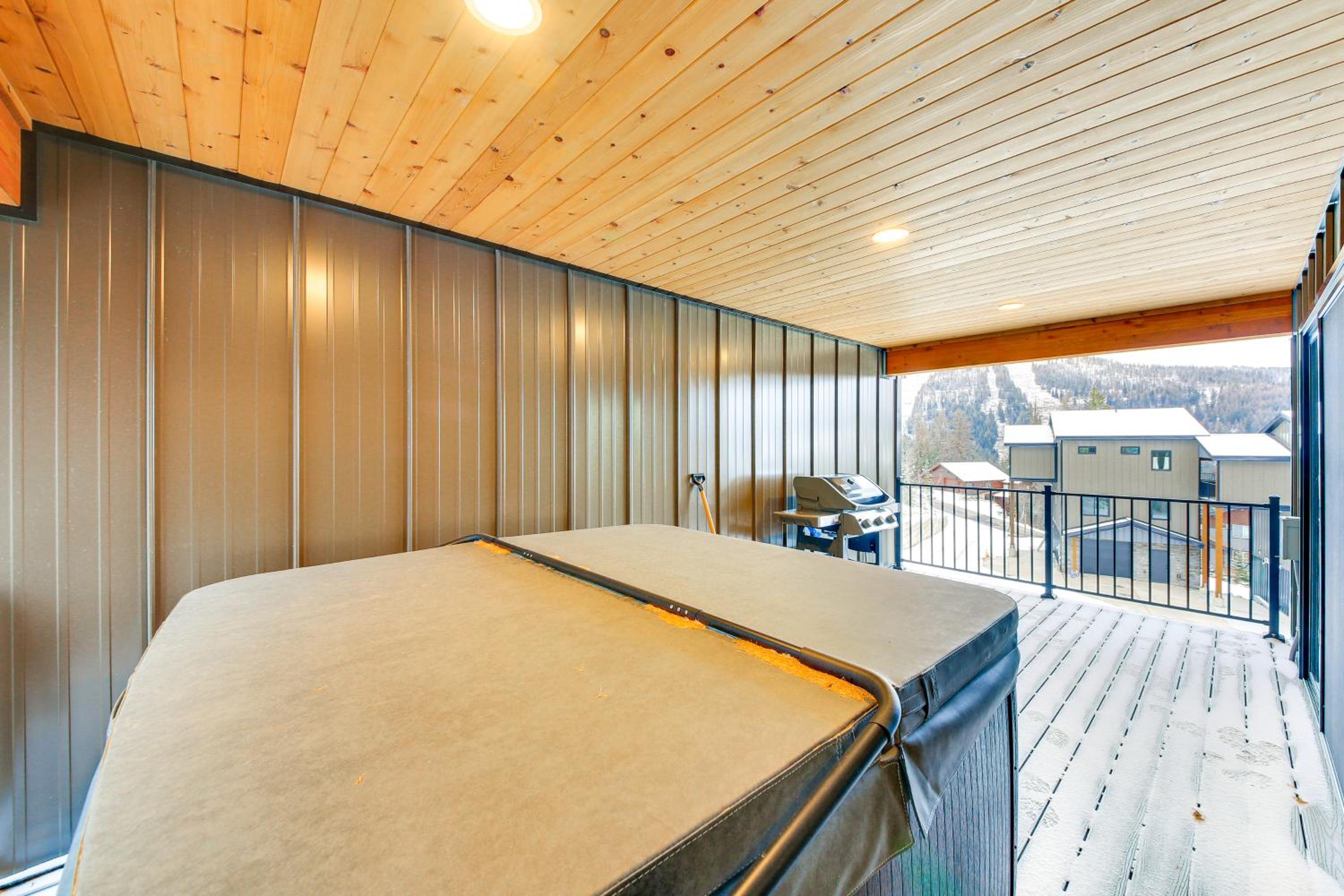 Luxury Ski Home with Hot Tub on Schweitzer Mountain