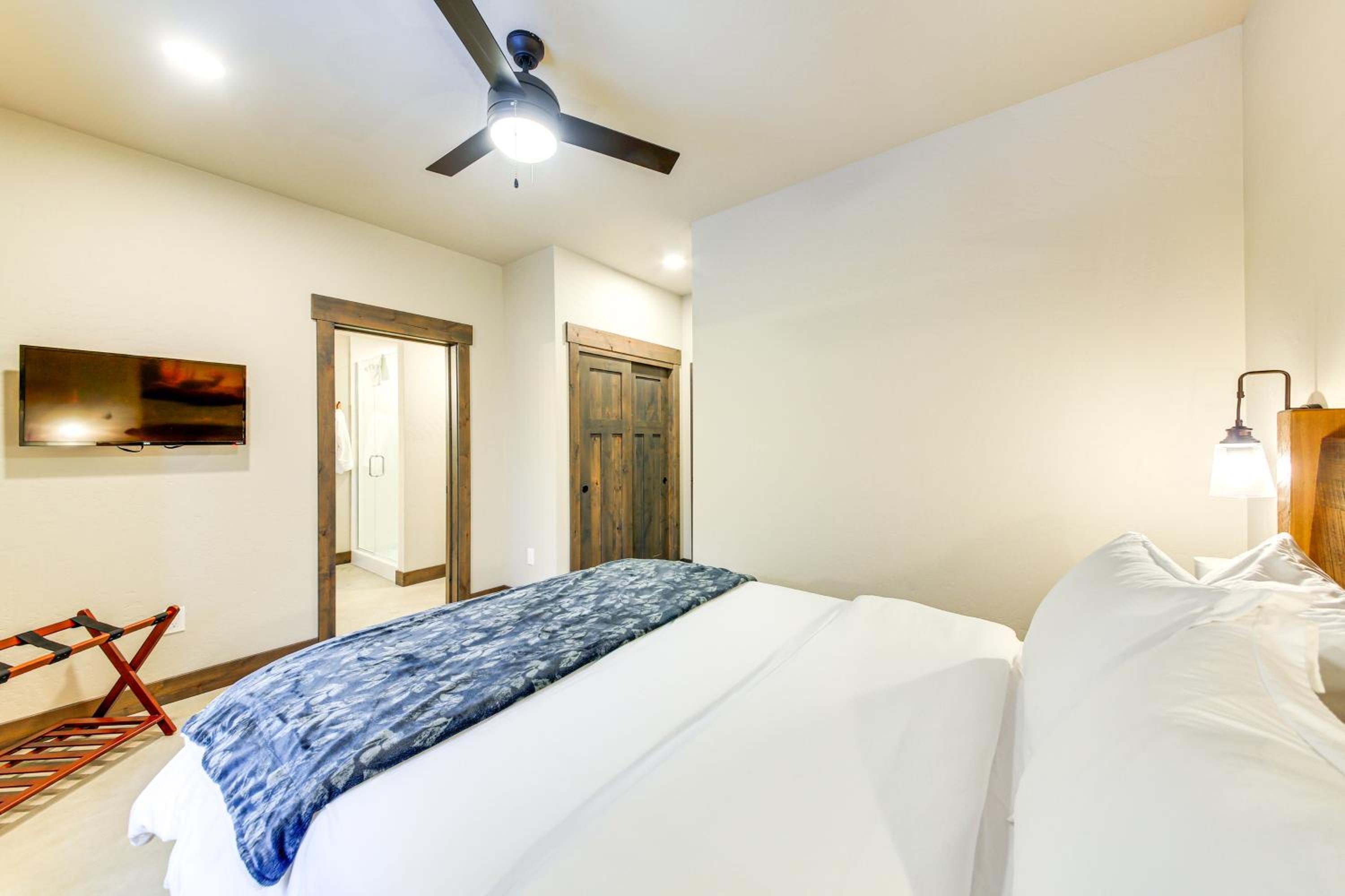 Luxury Ski Home with Hot Tub on Schweitzer Mountain