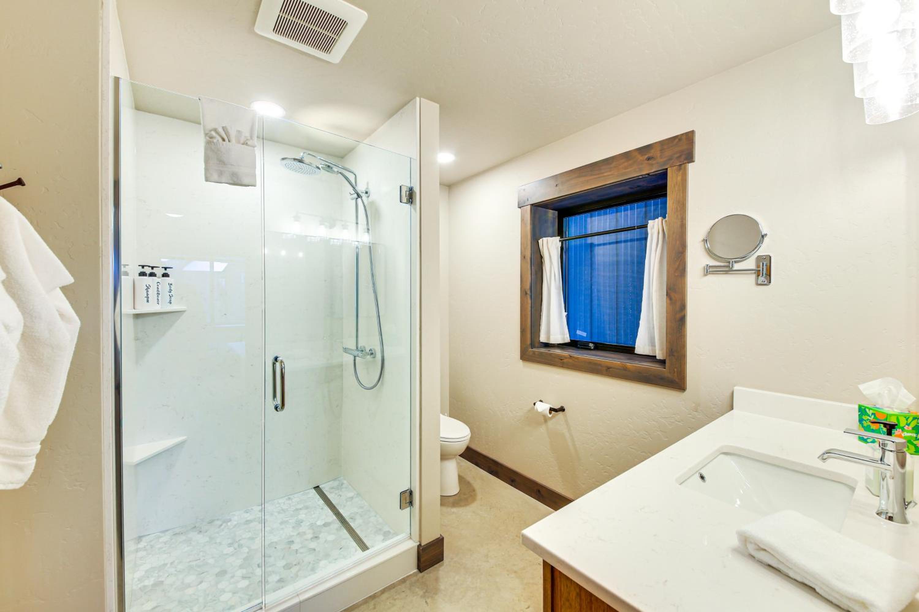 Luxury Ski Home with Hot Tub on Schweitzer Mountain