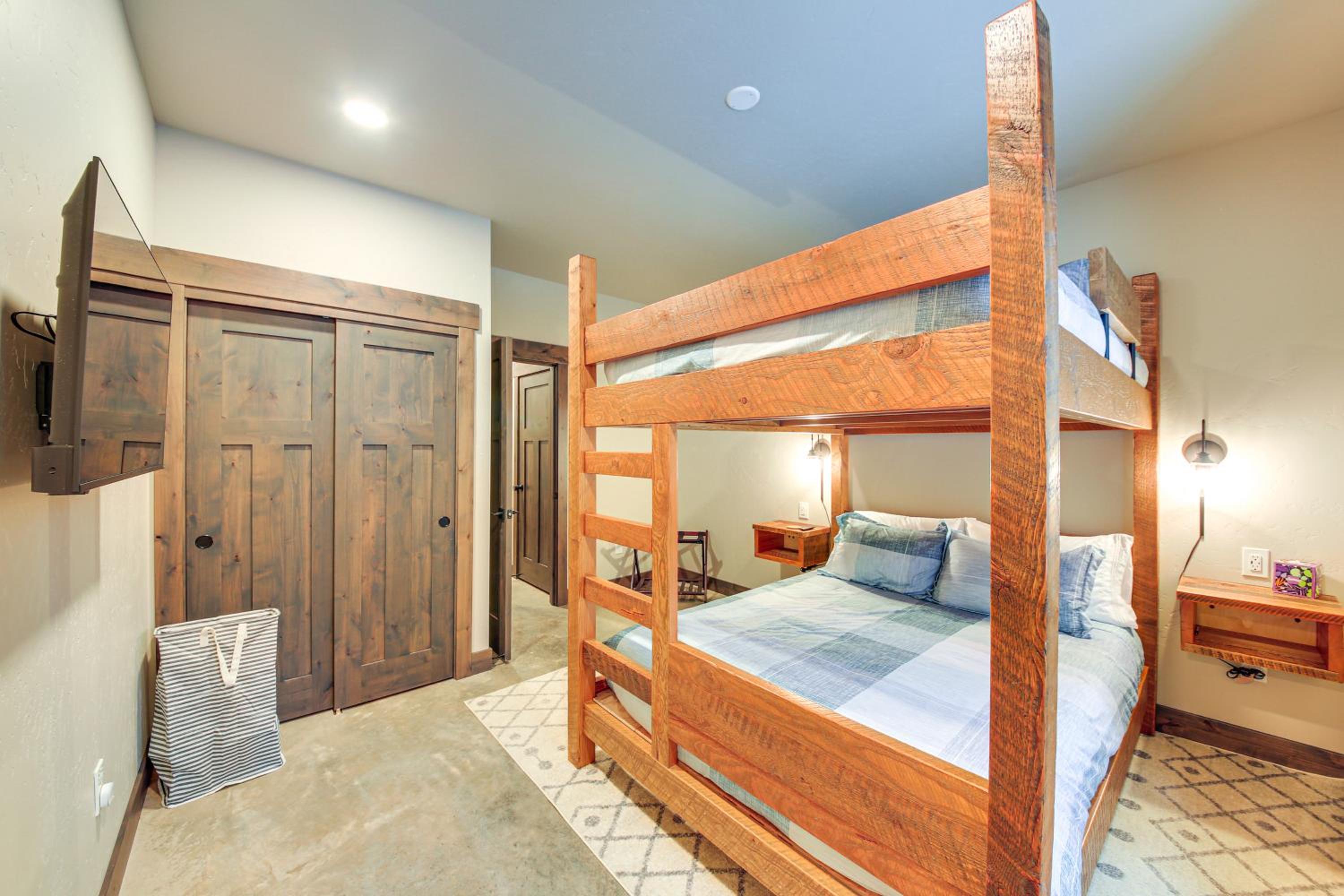Luxury Ski Home with Hot Tub on Schweitzer Mountain