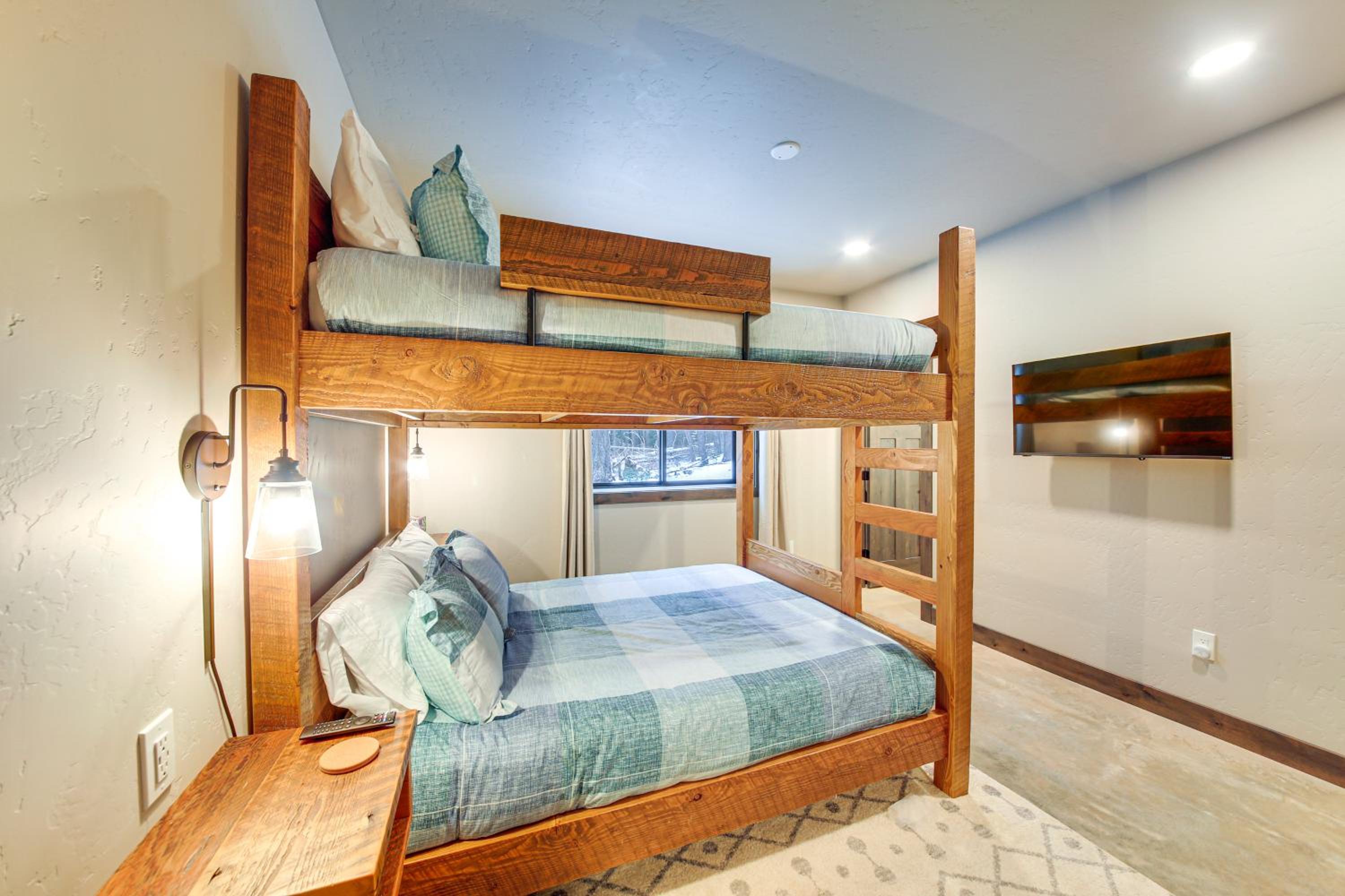 Luxury Ski Home with Hot Tub on Schweitzer Mountain
