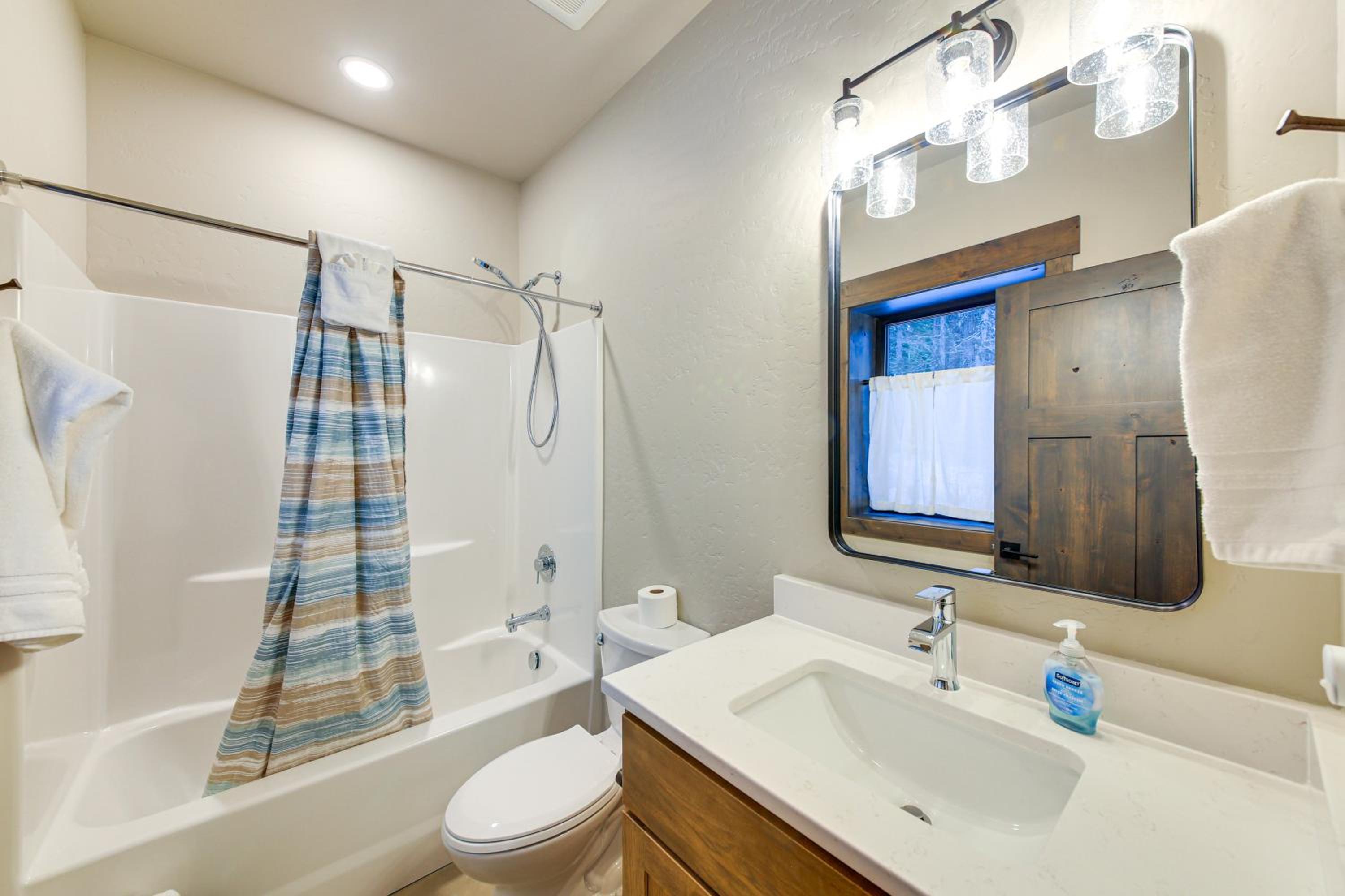 Luxury Ski Home with Hot Tub on Schweitzer Mountain