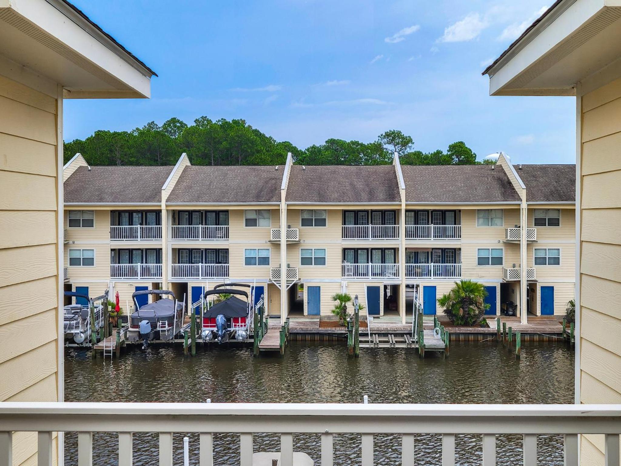 Cozy 2 bedroom, 2 bathroom condo located at Harbor Landing!