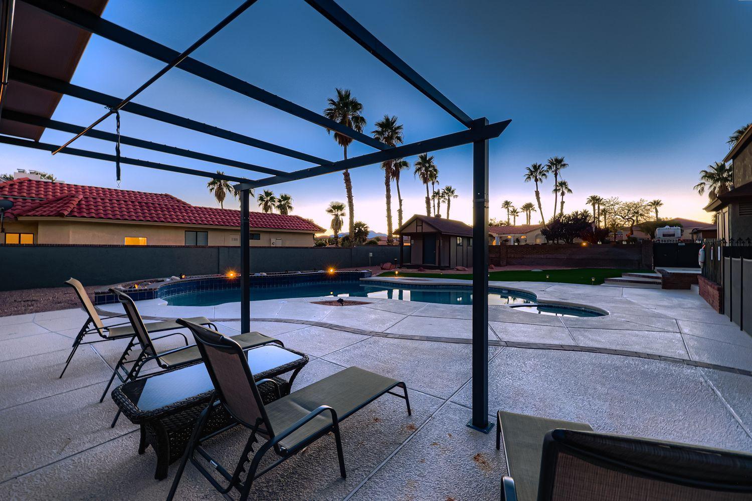 Lux life! Central location for business or play!