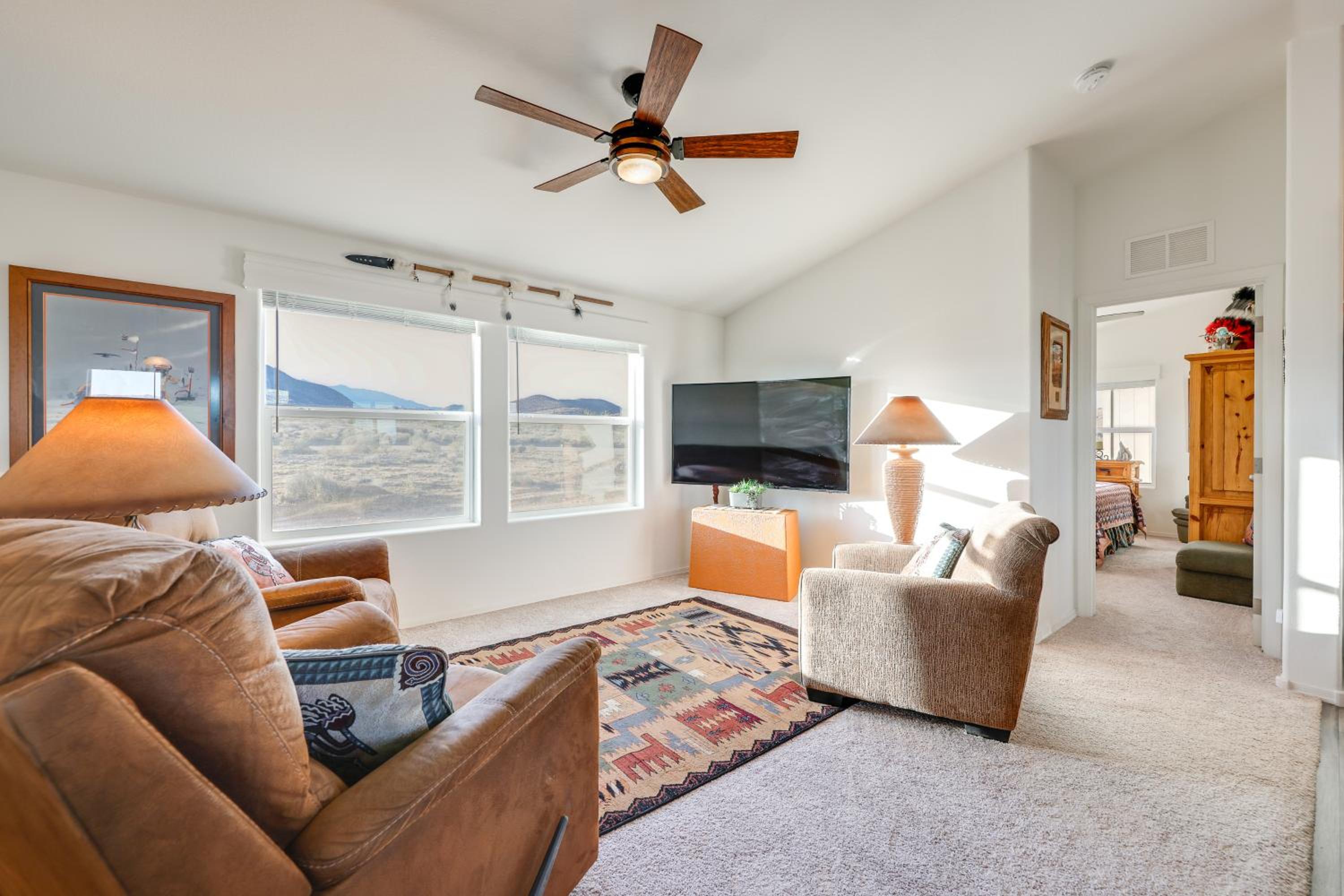 Mtn Views, 15 Mi to Dtwn Kingman Family Home!