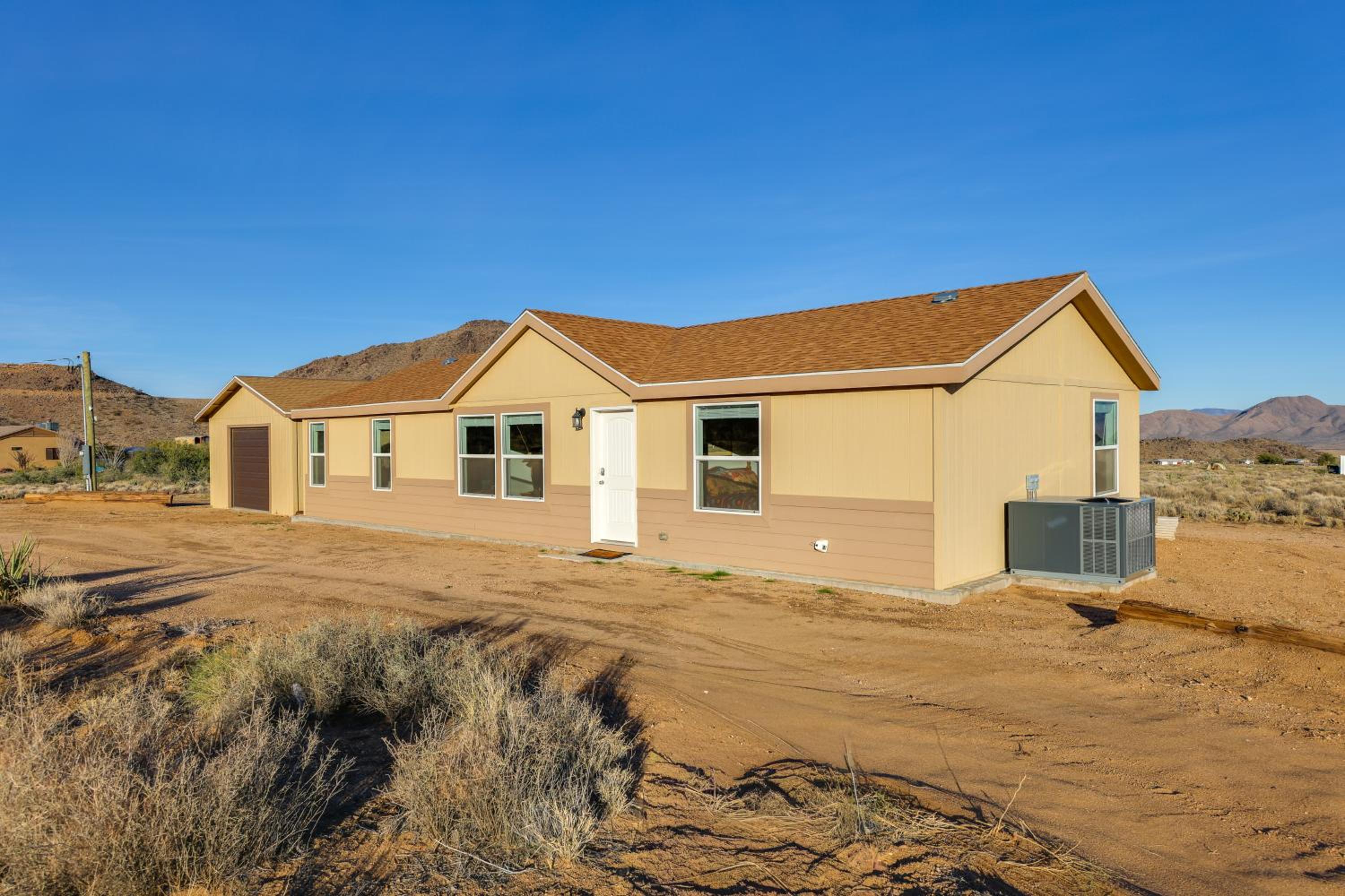 Mtn Views, 15 Mi to Dtwn Kingman Family Home!