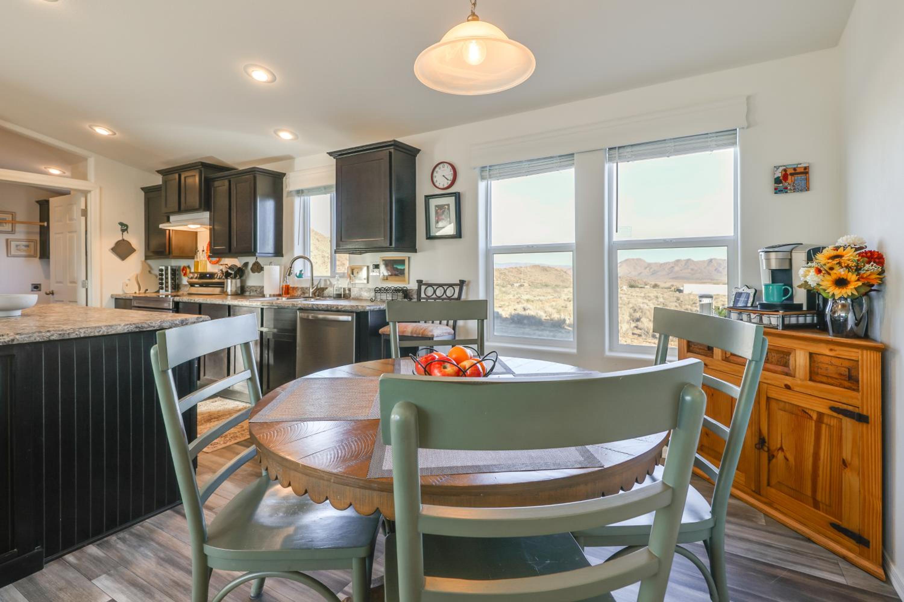 Mtn Views, 15 Mi to Dtwn Kingman Family Home!
