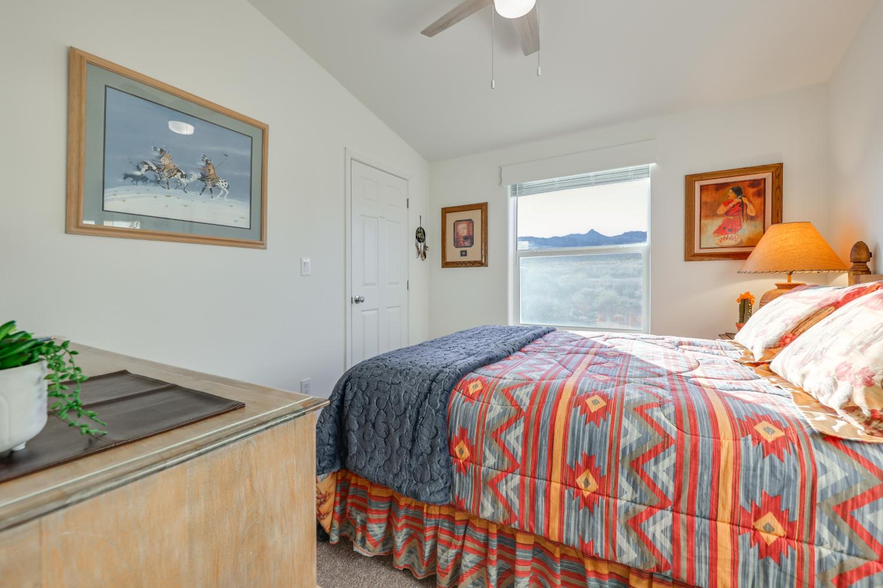 Mtn Views, 15 Mi to Dtwn Kingman Family Home!