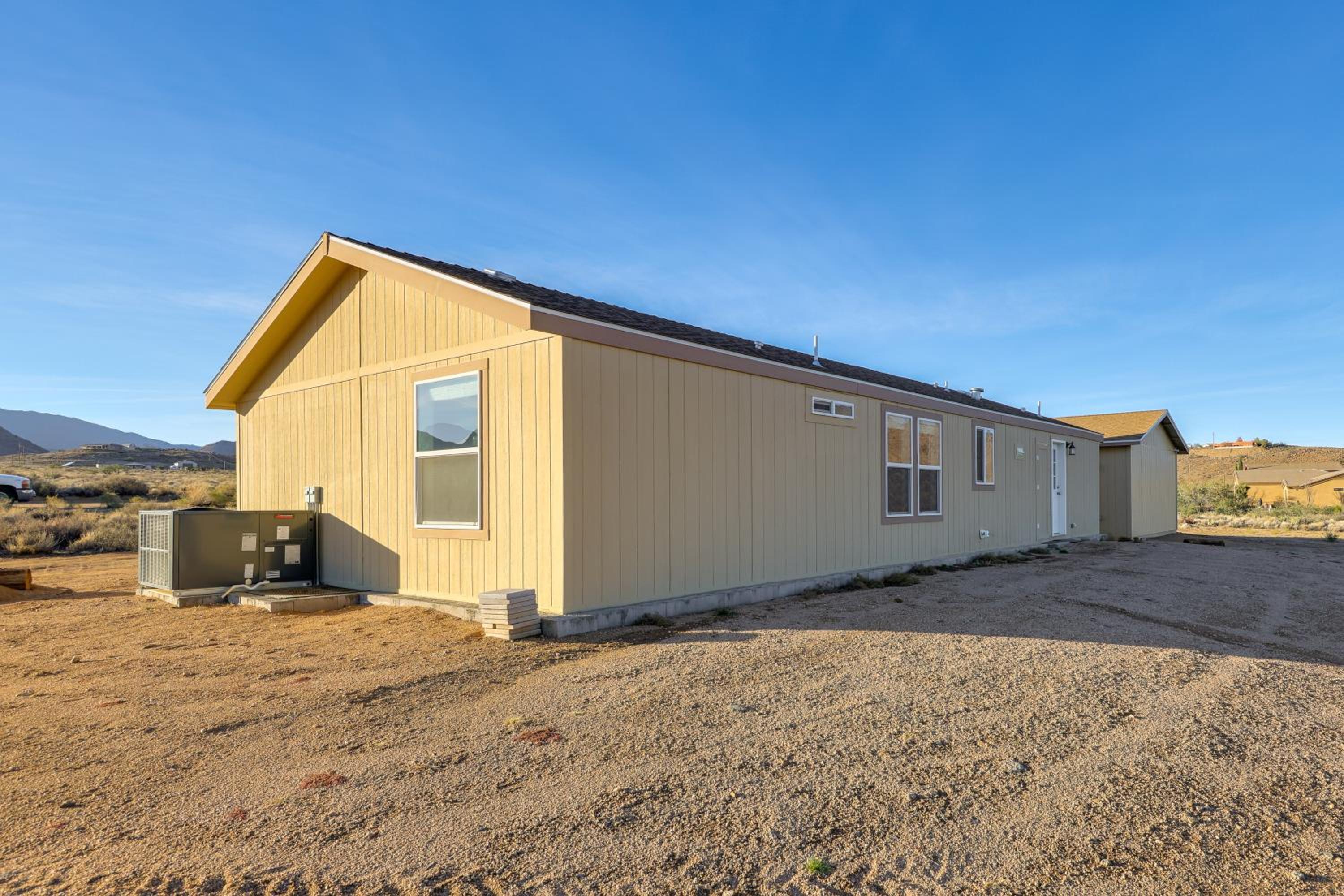 Mtn Views, 15 Mi to Dtwn Kingman Family Home!