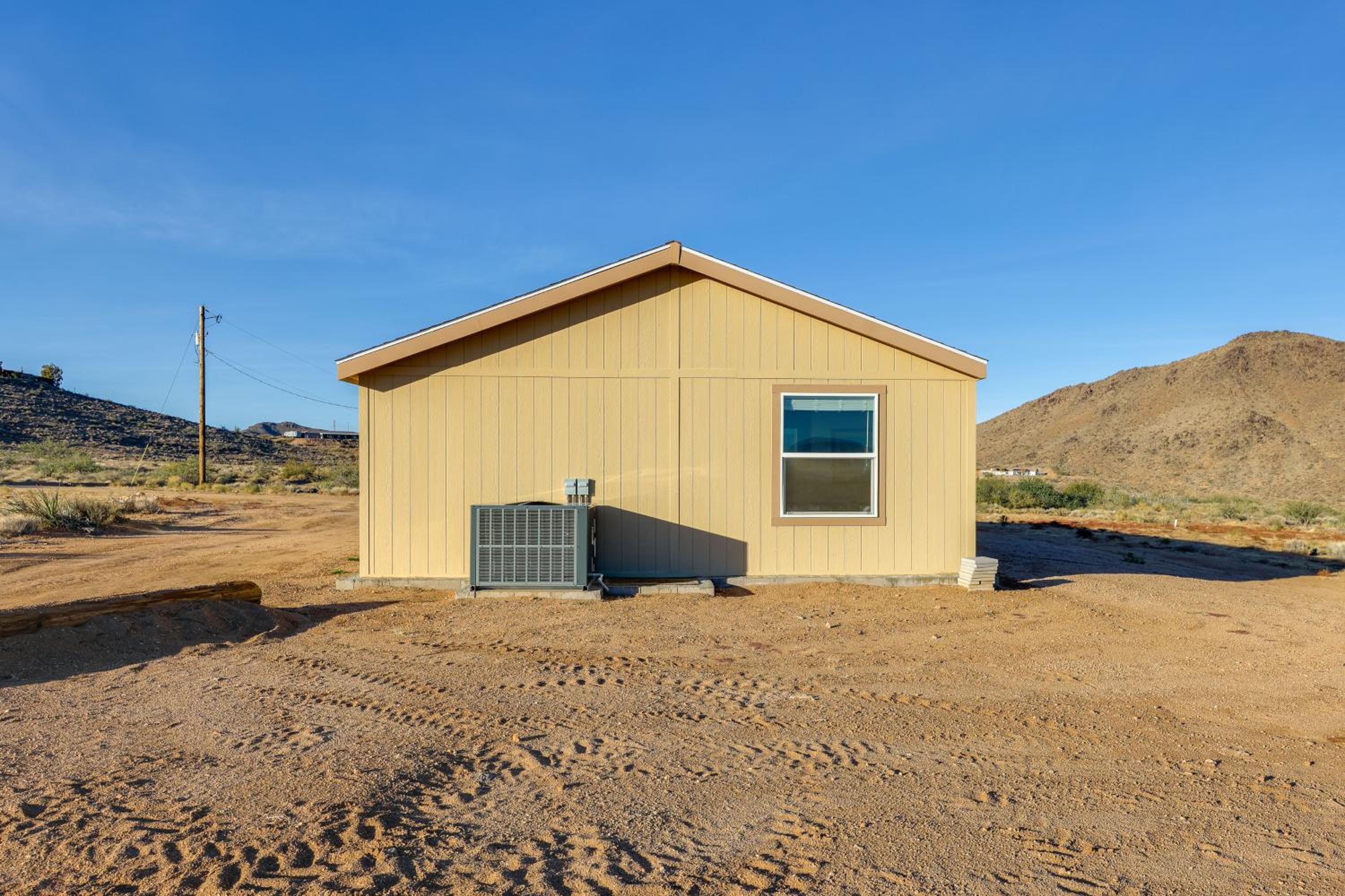 Mtn Views, 15 Mi to Dtwn Kingman Family Home!