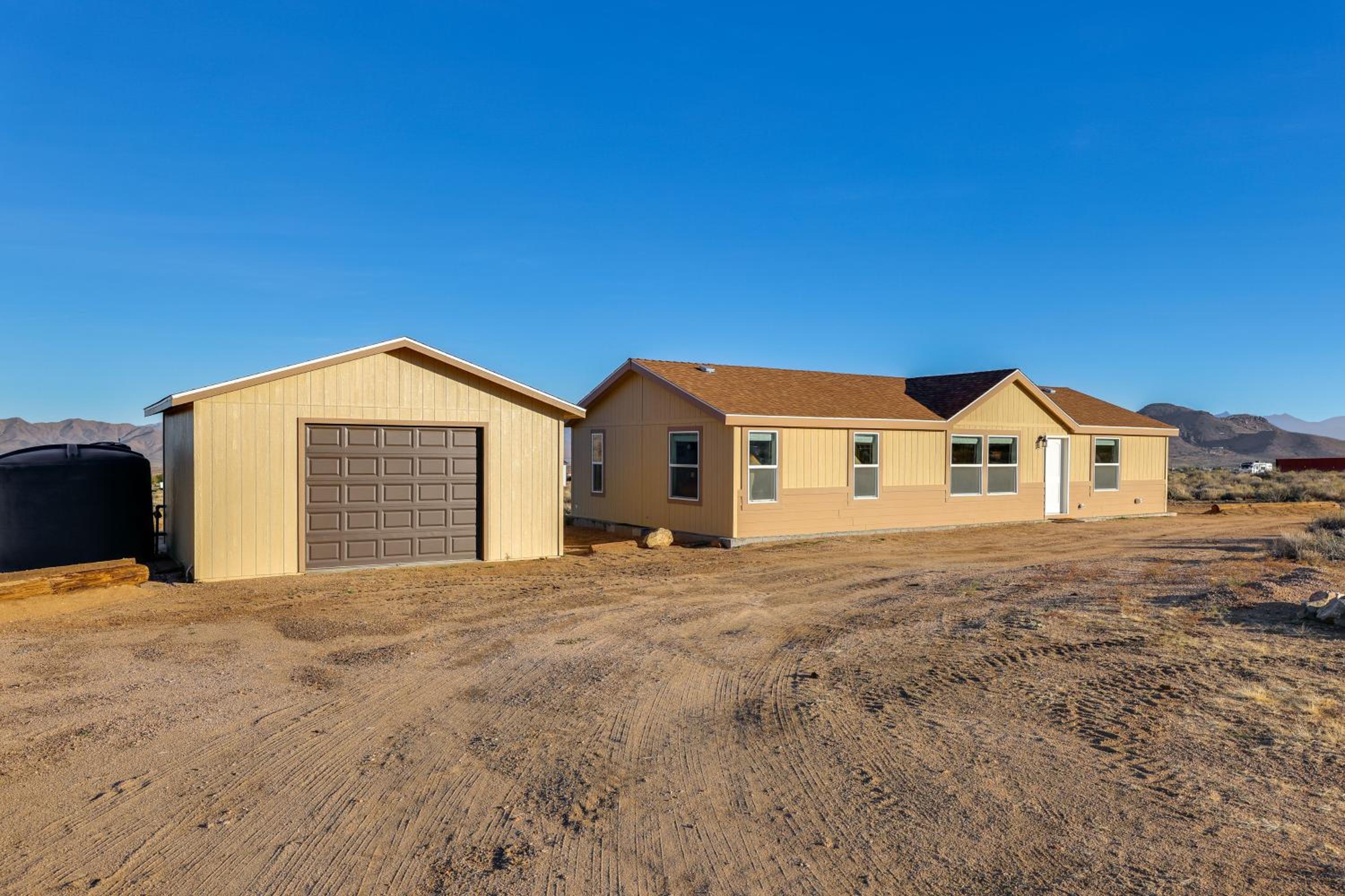 Mtn Views, 15 Mi to Dtwn Kingman Family Home!